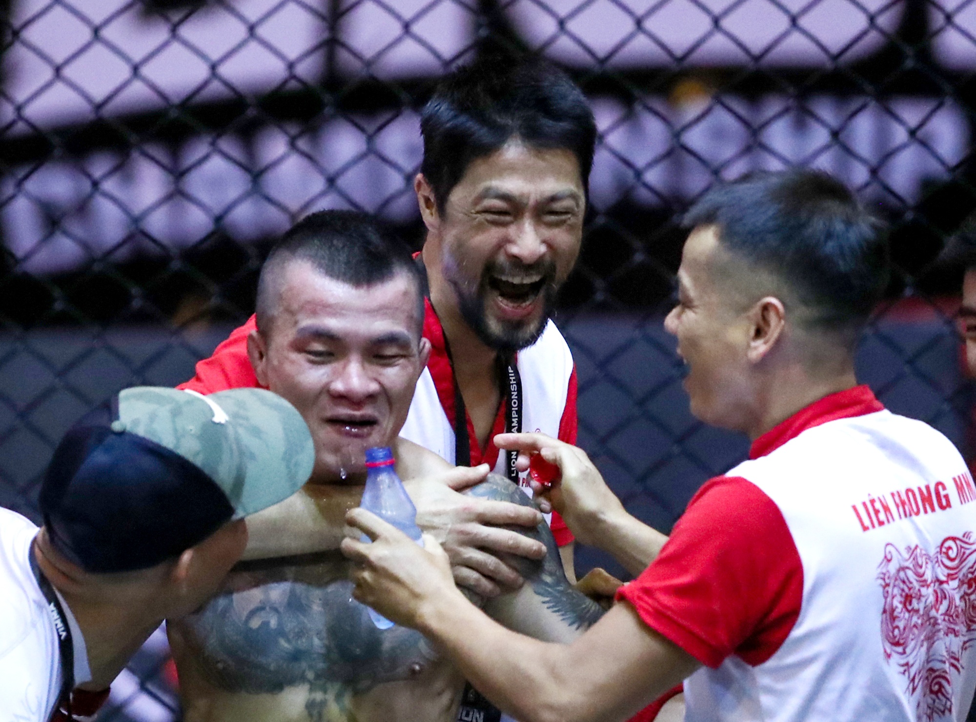 Johnny Tri Nguyen vo oa cam xuc sau chien thang cua hoc tro hinh anh