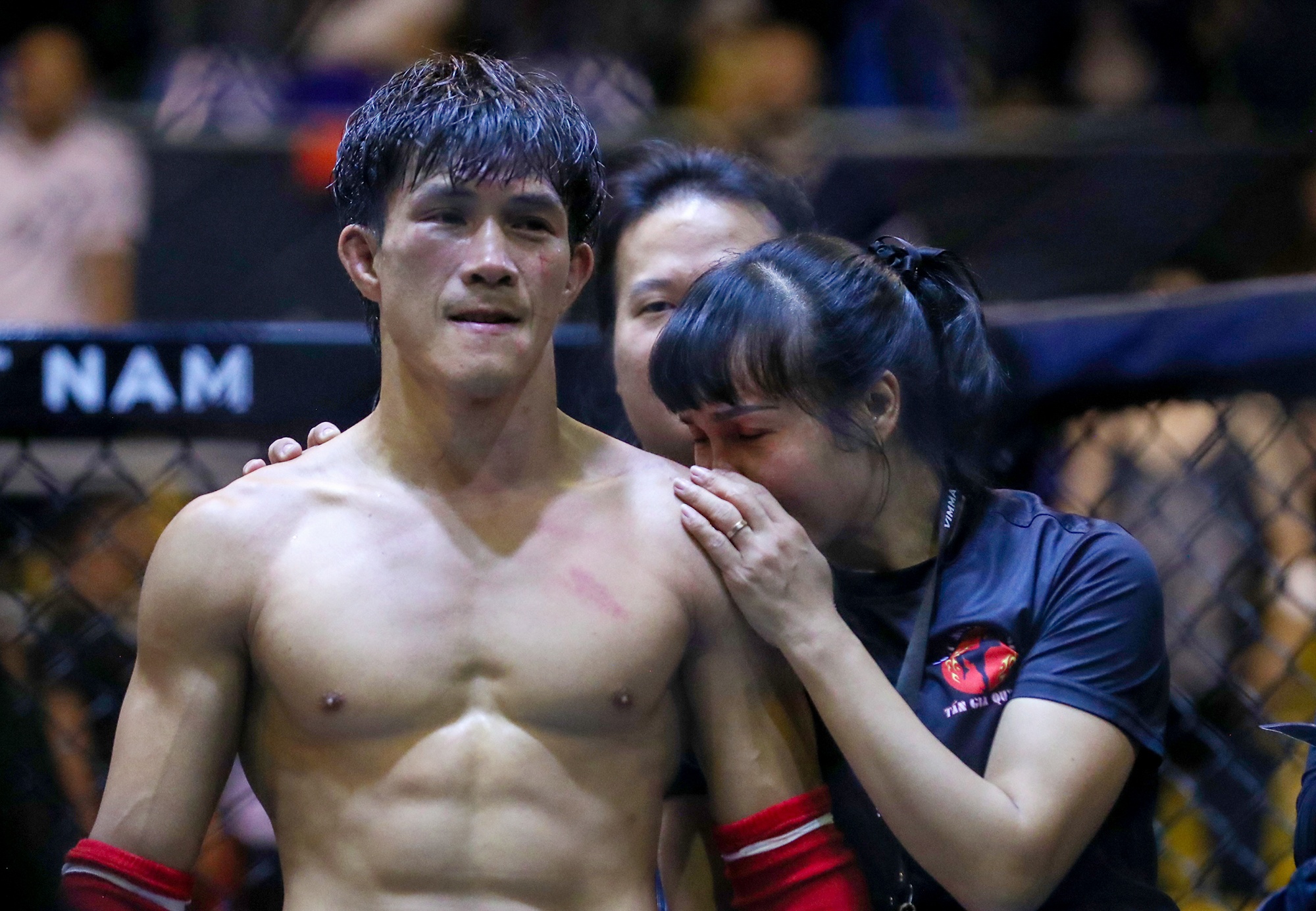 Vo Duy Nhat bat khoc khi nhin chong thoat thua hinh anh