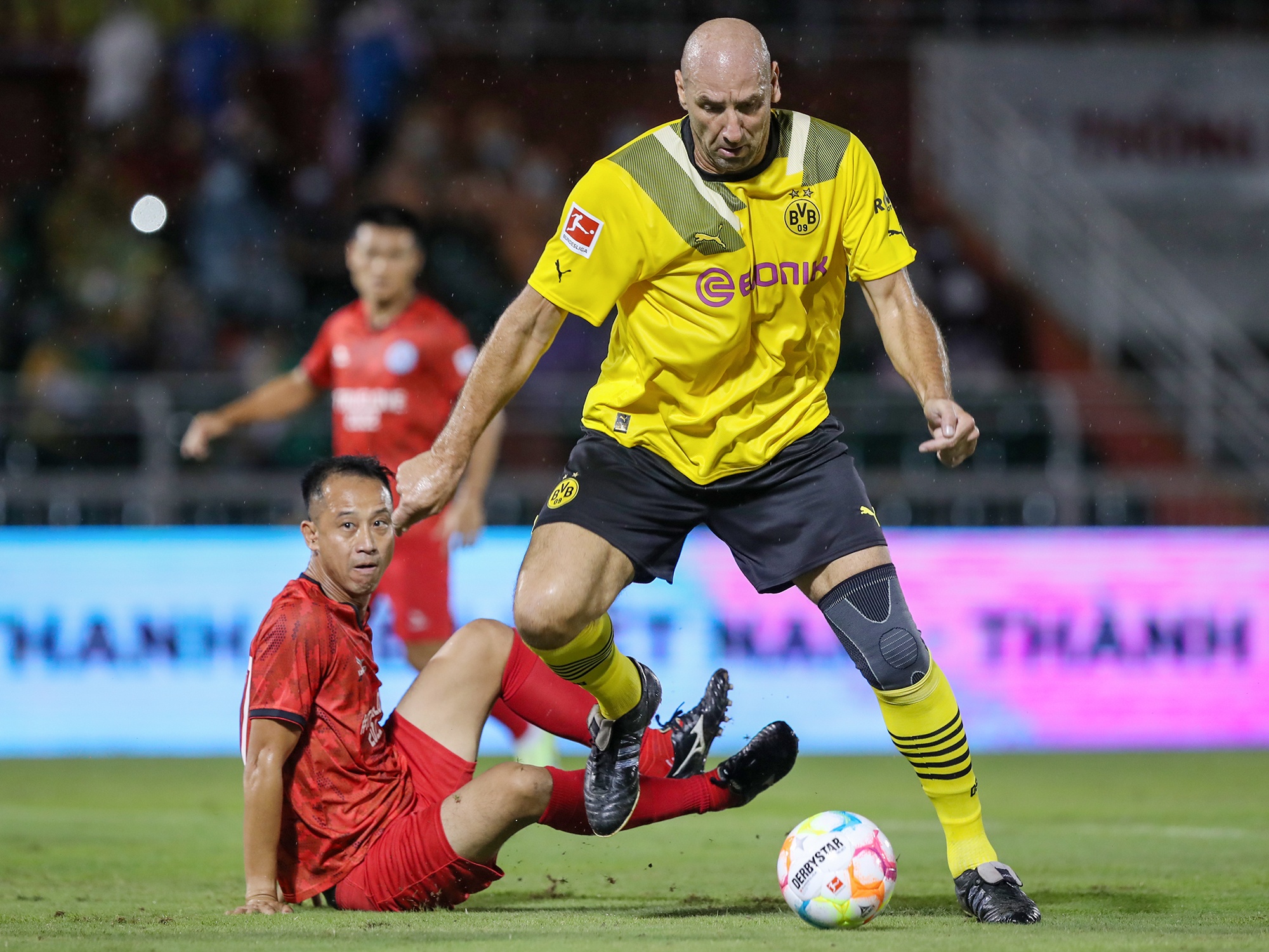 Huyen thoai Dortmund chung to dang cap truoc cac ngoi sao Viet Nam hinh anh