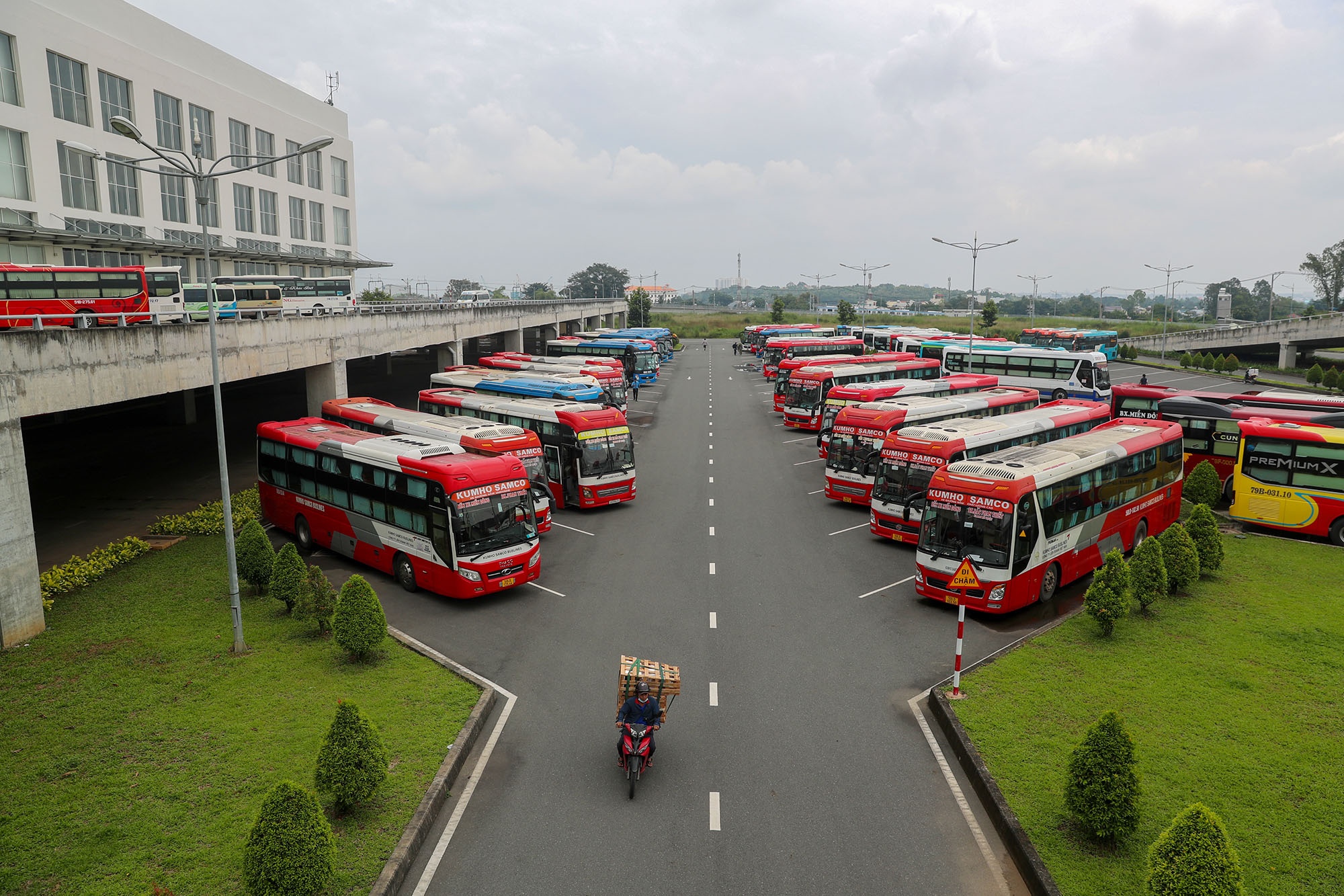 Don them gan 80 tuyen xe khach, Ben xe Mien Dong moi het canh diu hiu hinh anh