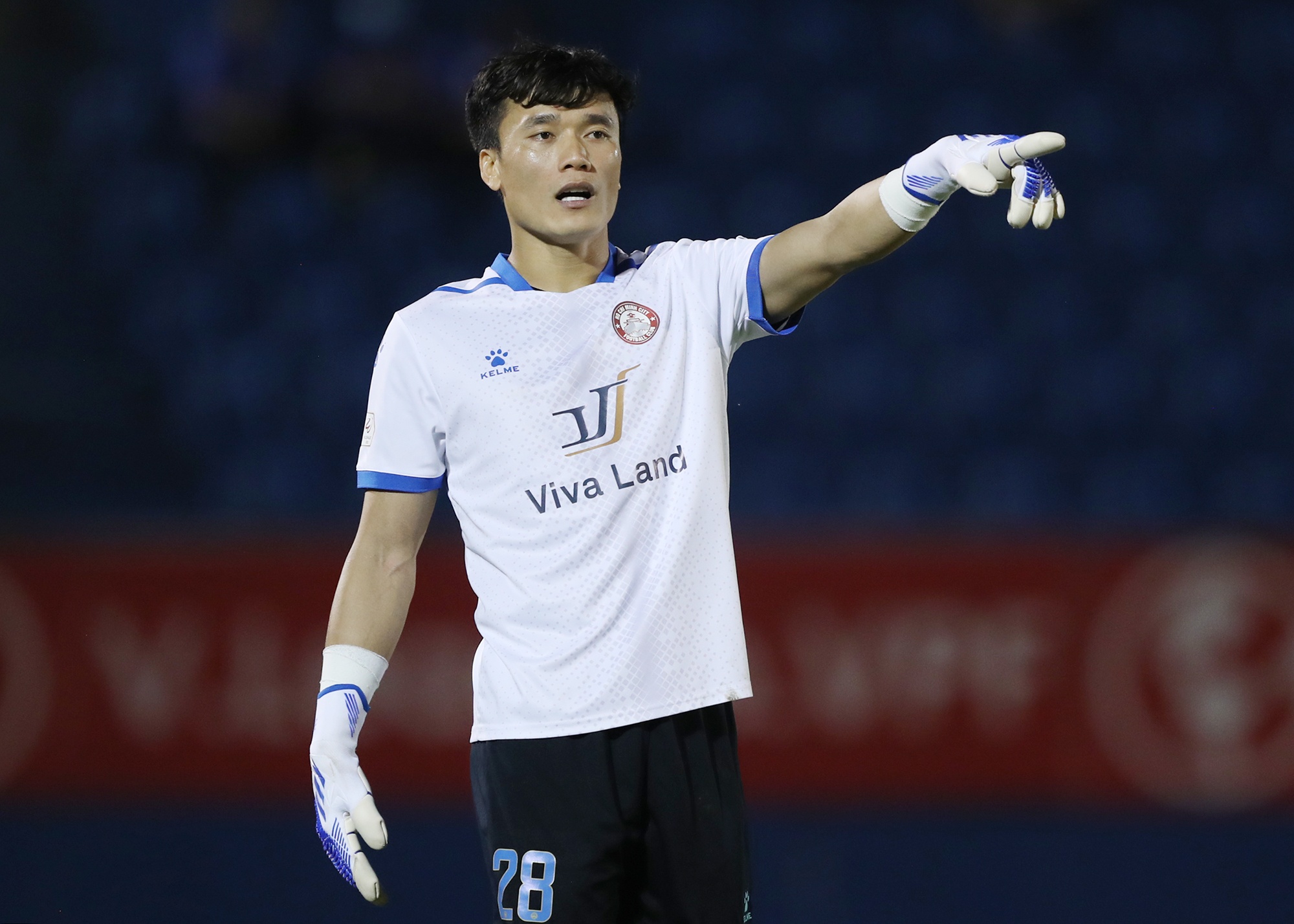 Bui Tien Dung choi tot duoi thoi HLV moi hinh anh