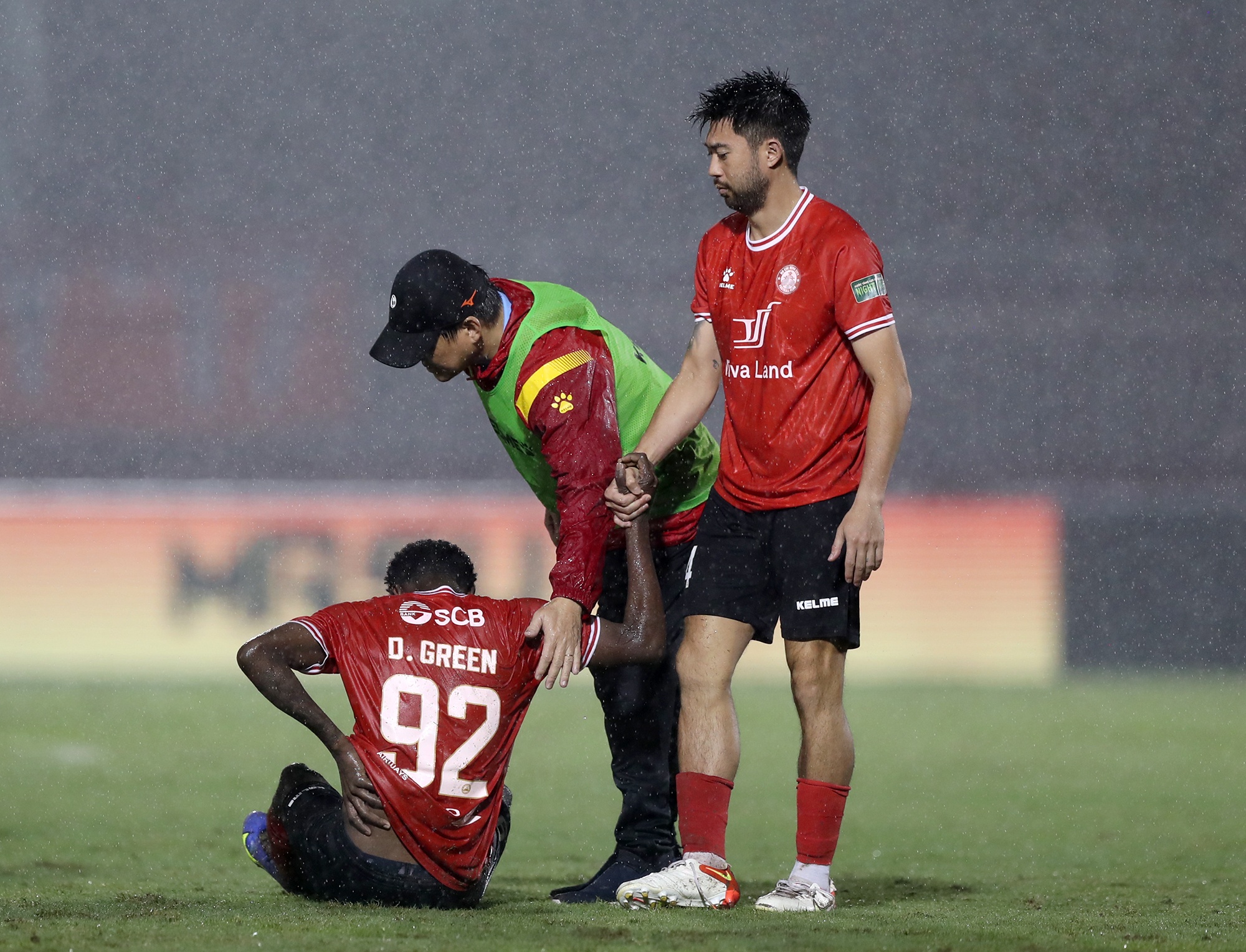 Lee Nguyen an ui dong doi sau tran thua soc hinh anh