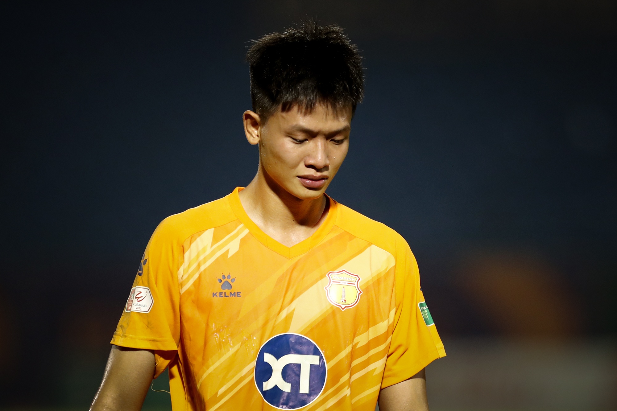 Thu thanh U23 Viet Nam bat khoc khi doi nha danh roi ba diem hinh anh