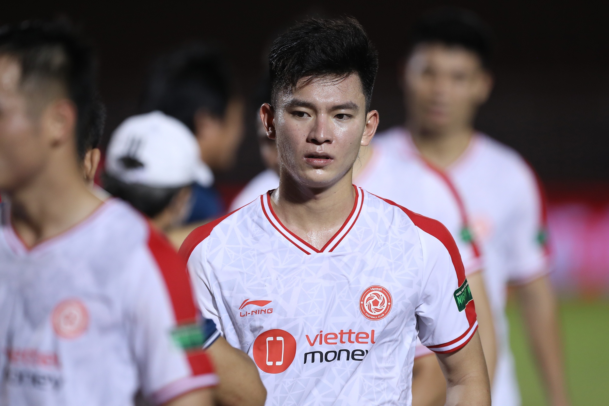 Cau thu Viettel that vong khi phai chia diem voi CLB TP.HCM hinh anh