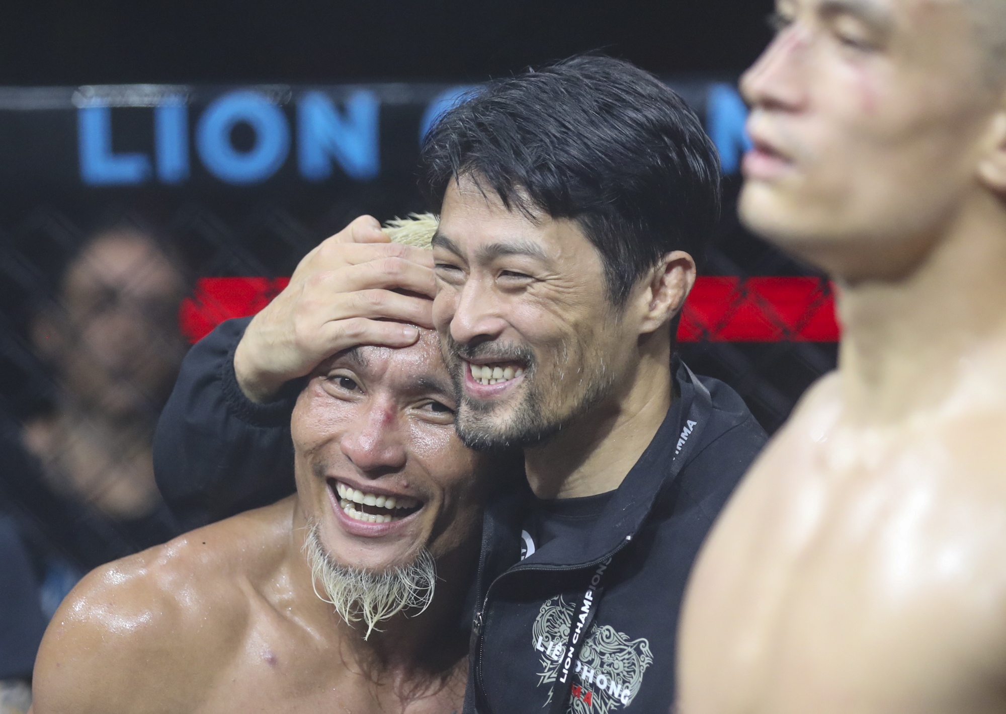 Johnny Tri Nguyen duoc hoc tro quy goi cam on tai giai MMA hinh anh