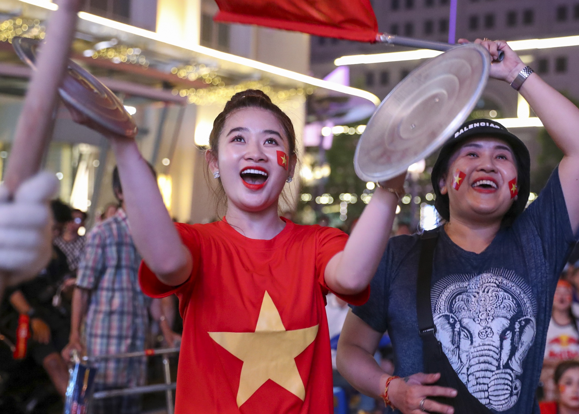 CDV tai TP.HCM vo oa cam xuc sau chien thang cua tuyen Viet Nam hinh anh