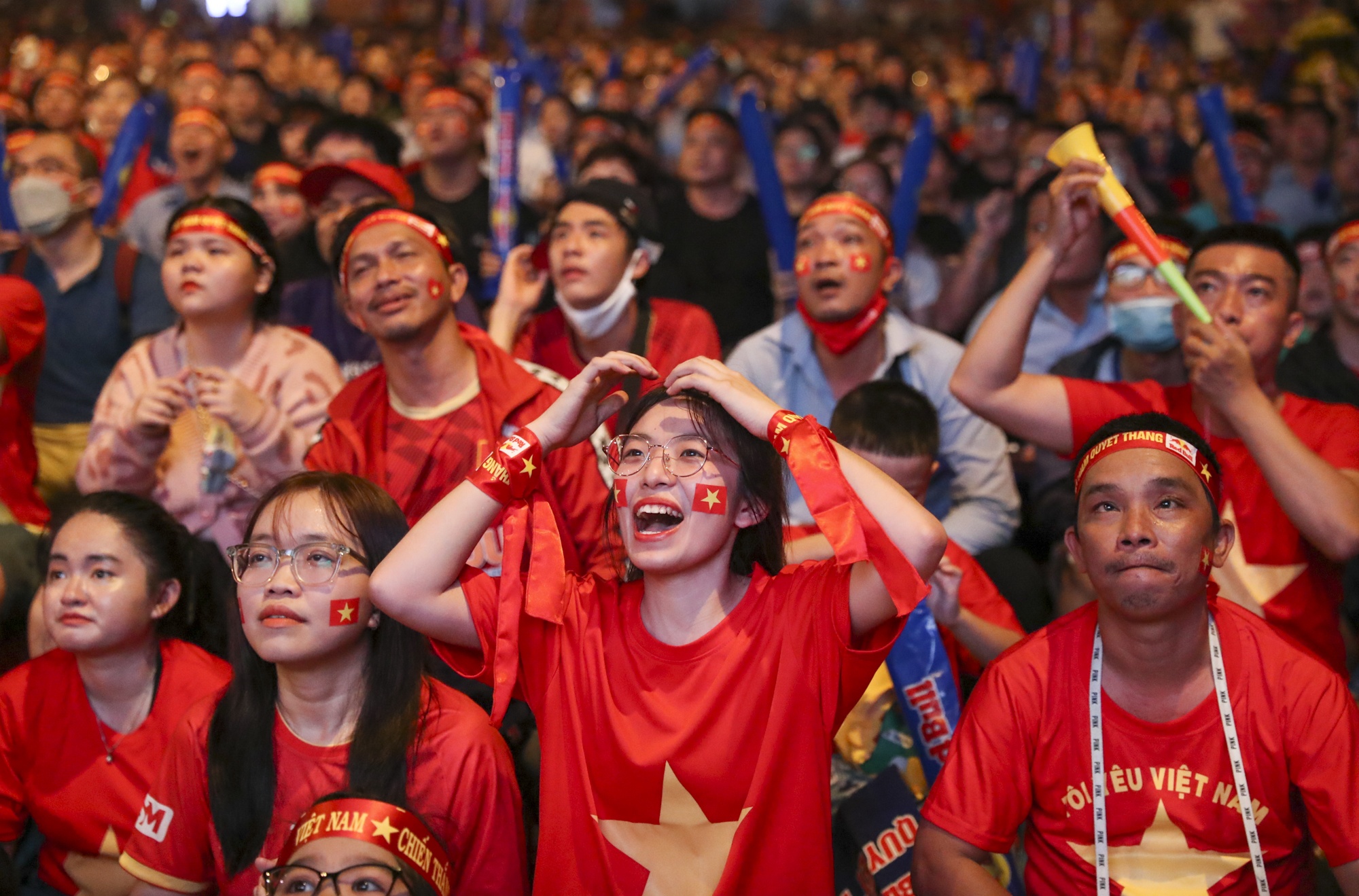 Bien nguoi tai trung tam TP.HCM tiep lua cho tuyen Viet Nam hinh anh