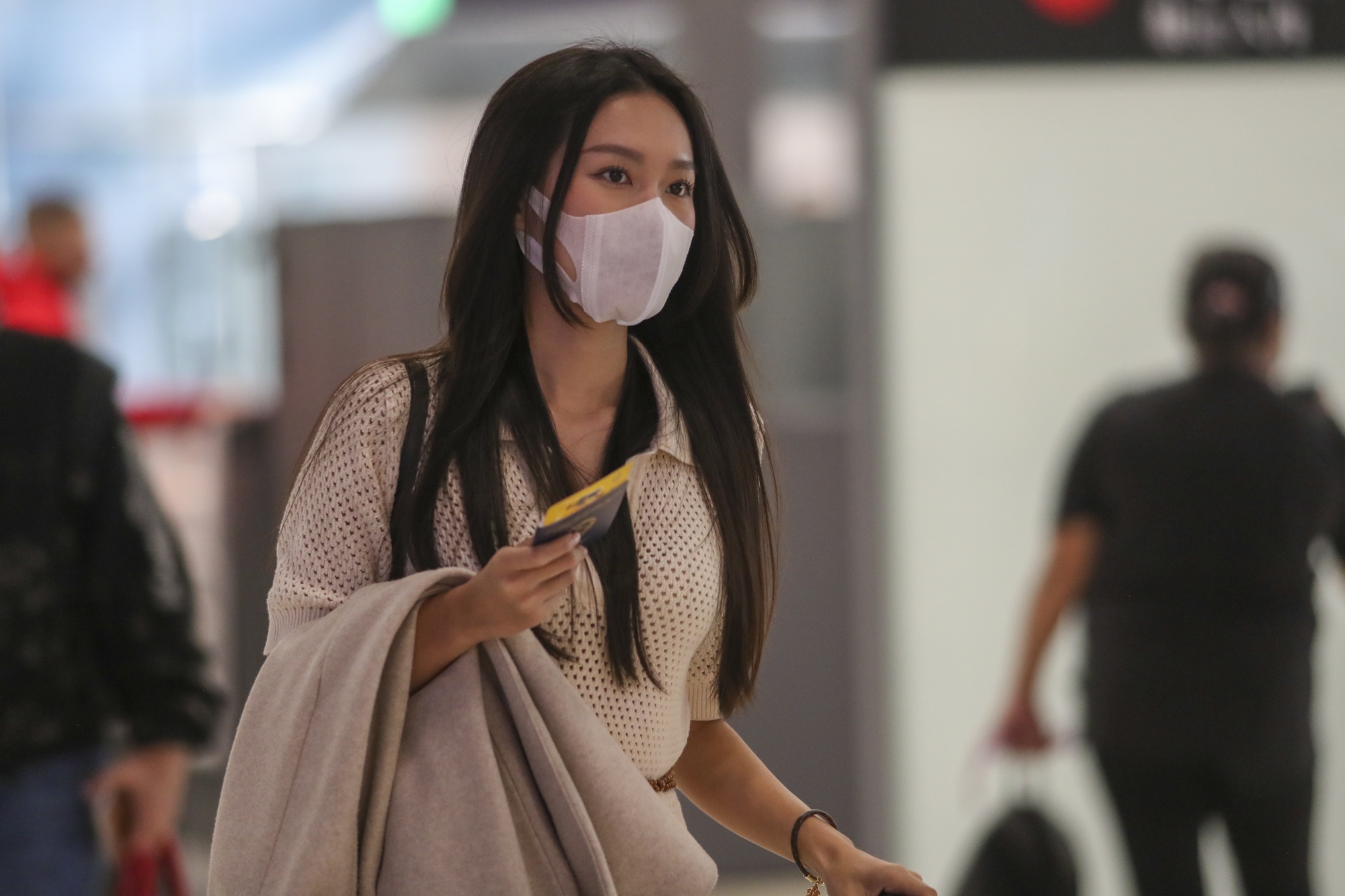 Doan Van Hau va ban gai cung bay sang Thai Lan hinh anh