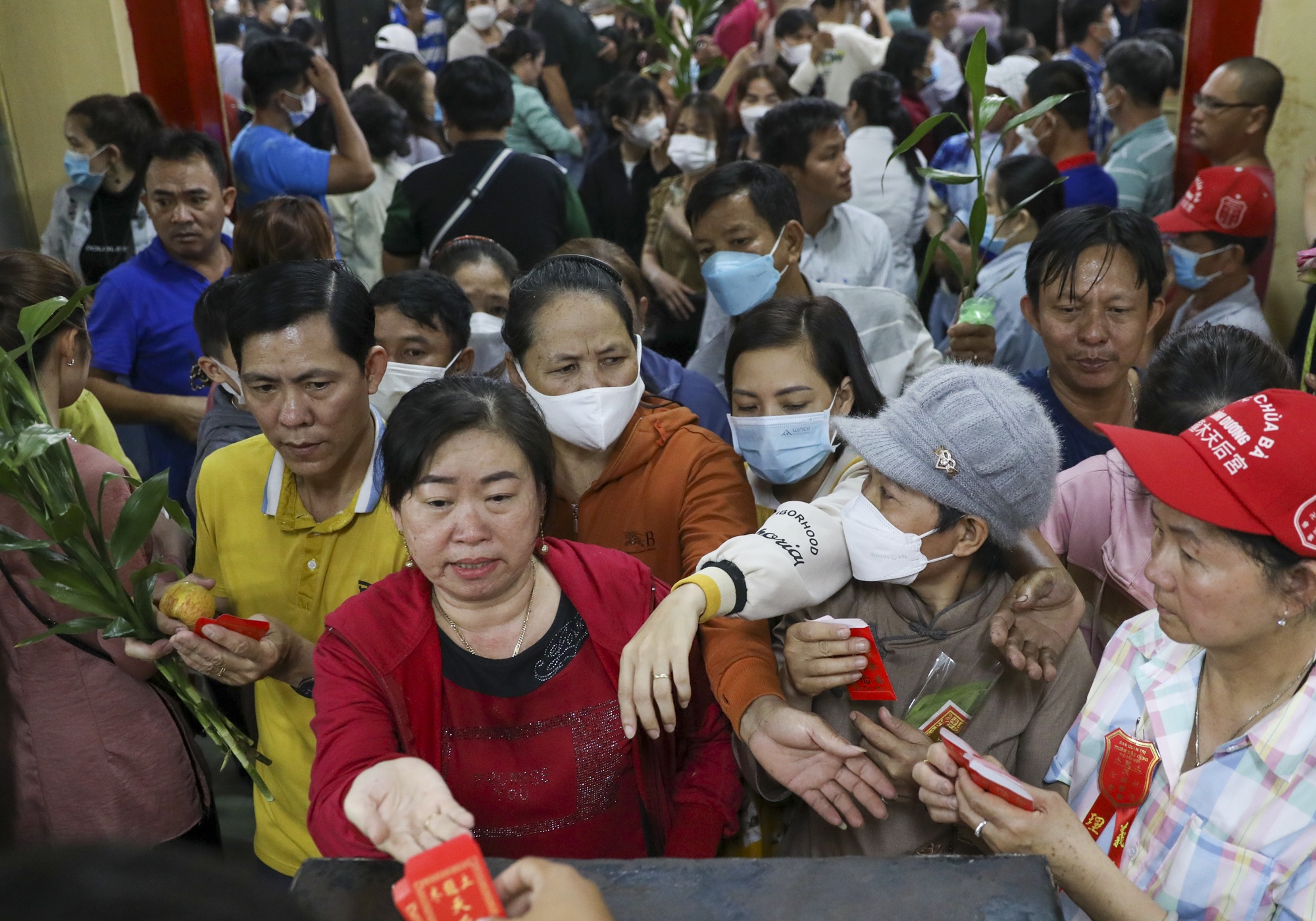 Bien nguoi chen nhau dang le chua Ba o Binh Duong hinh anh