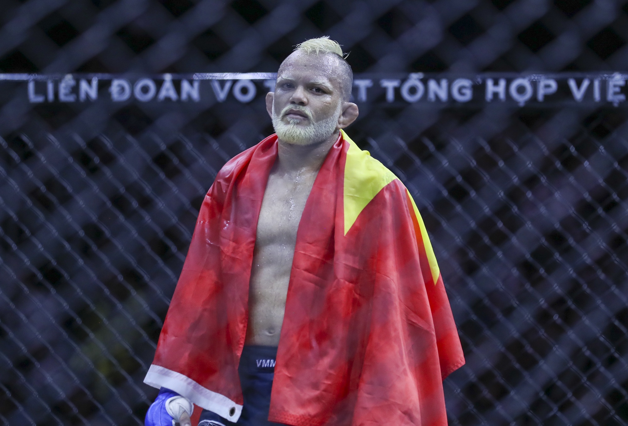 Vo si Brazil bat ngo khi bi xu thua tai giai MMA Viet Nam hinh anh