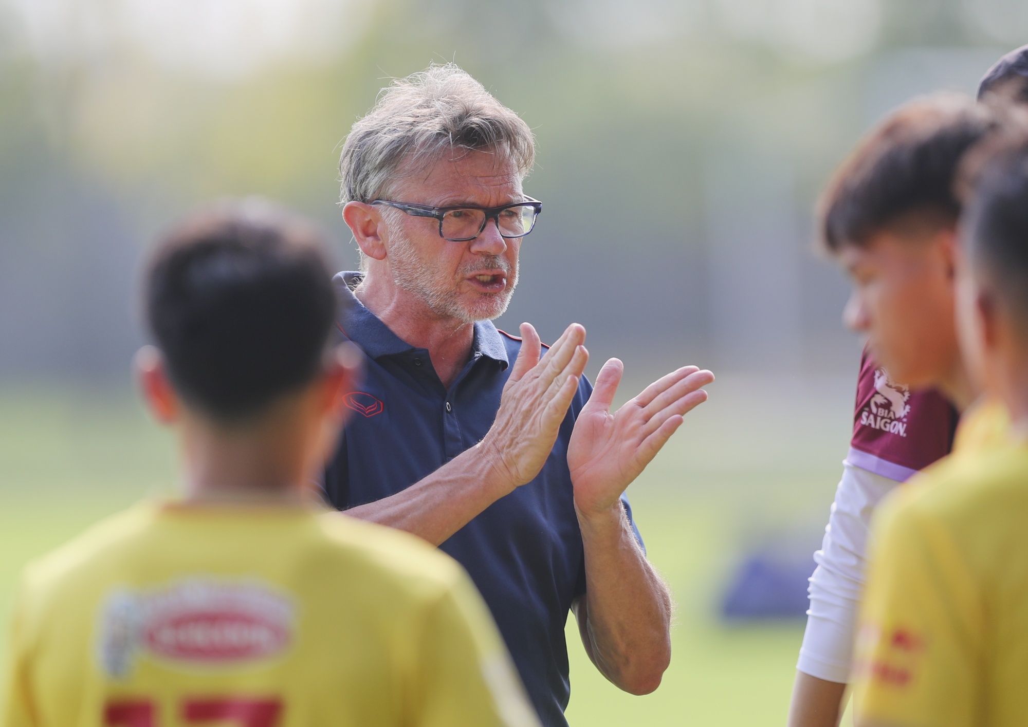 HLV Troussier ti mi trong buoi tap cua U22 Viet Nam hinh anh