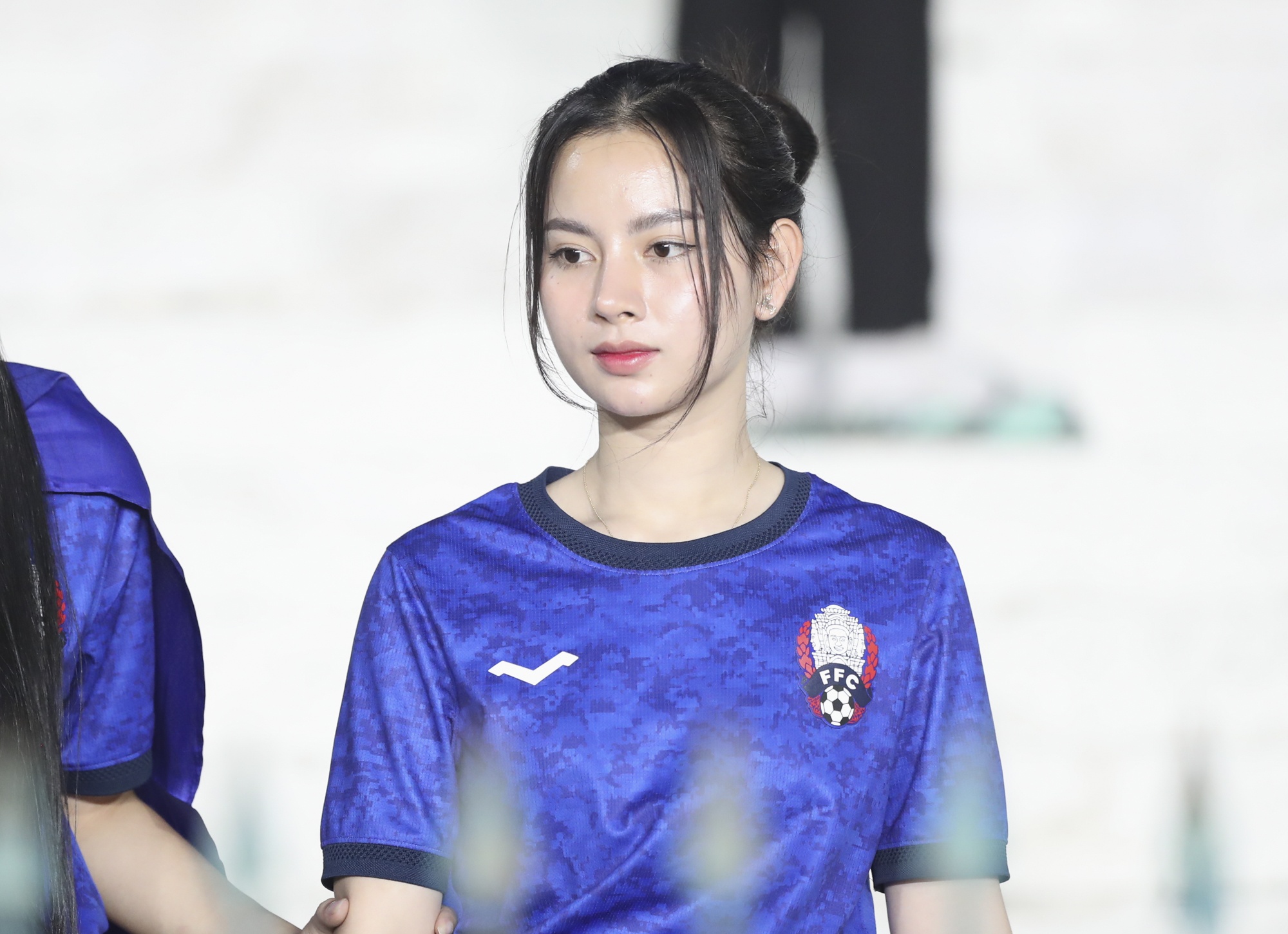 Bong hong Campuchia do nhan sac trong tran mo man cua doi nha hinh anh