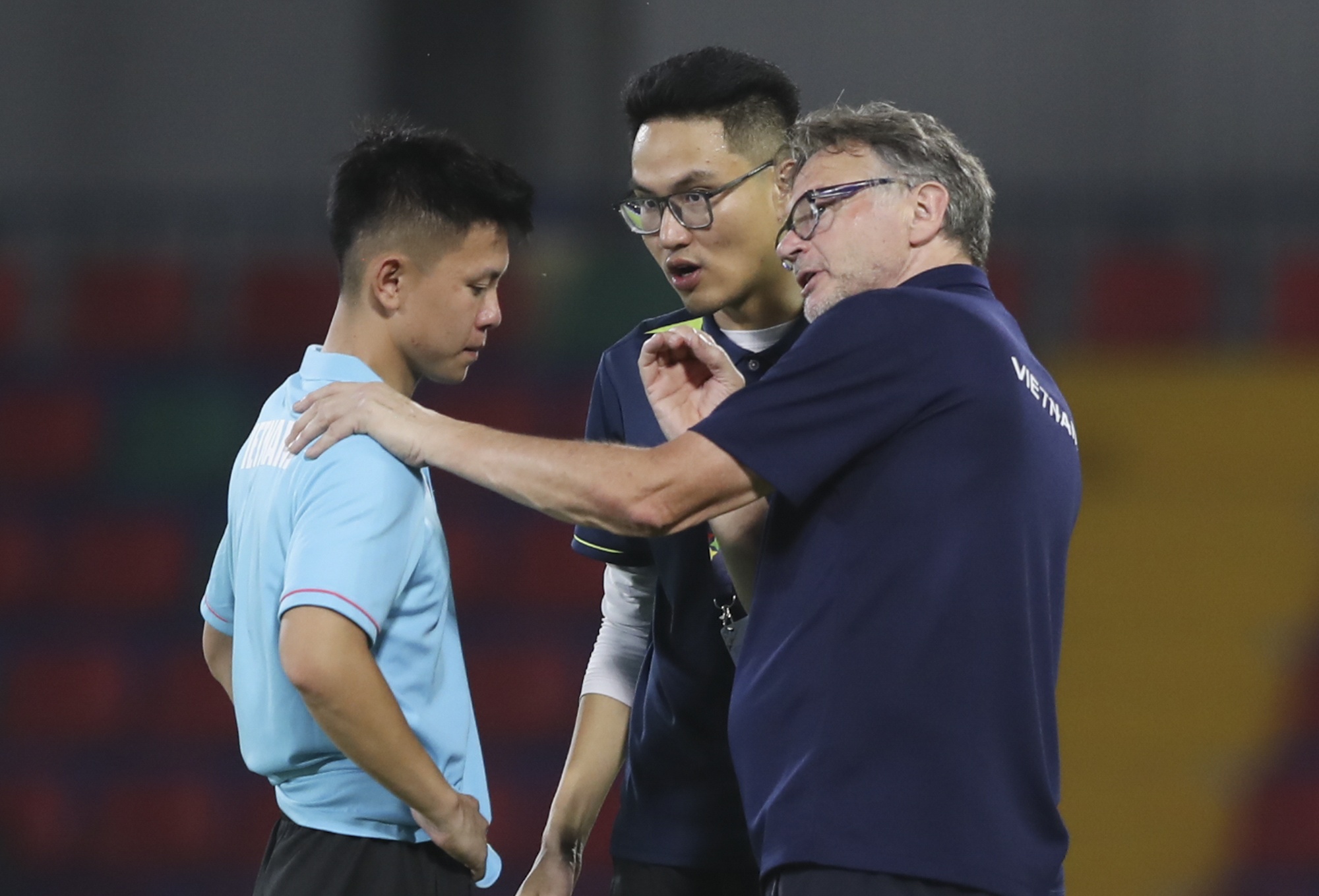 HLV Troussier xoa diu cau thu bi thay ra trong tran thang U22 Lao hinh anh