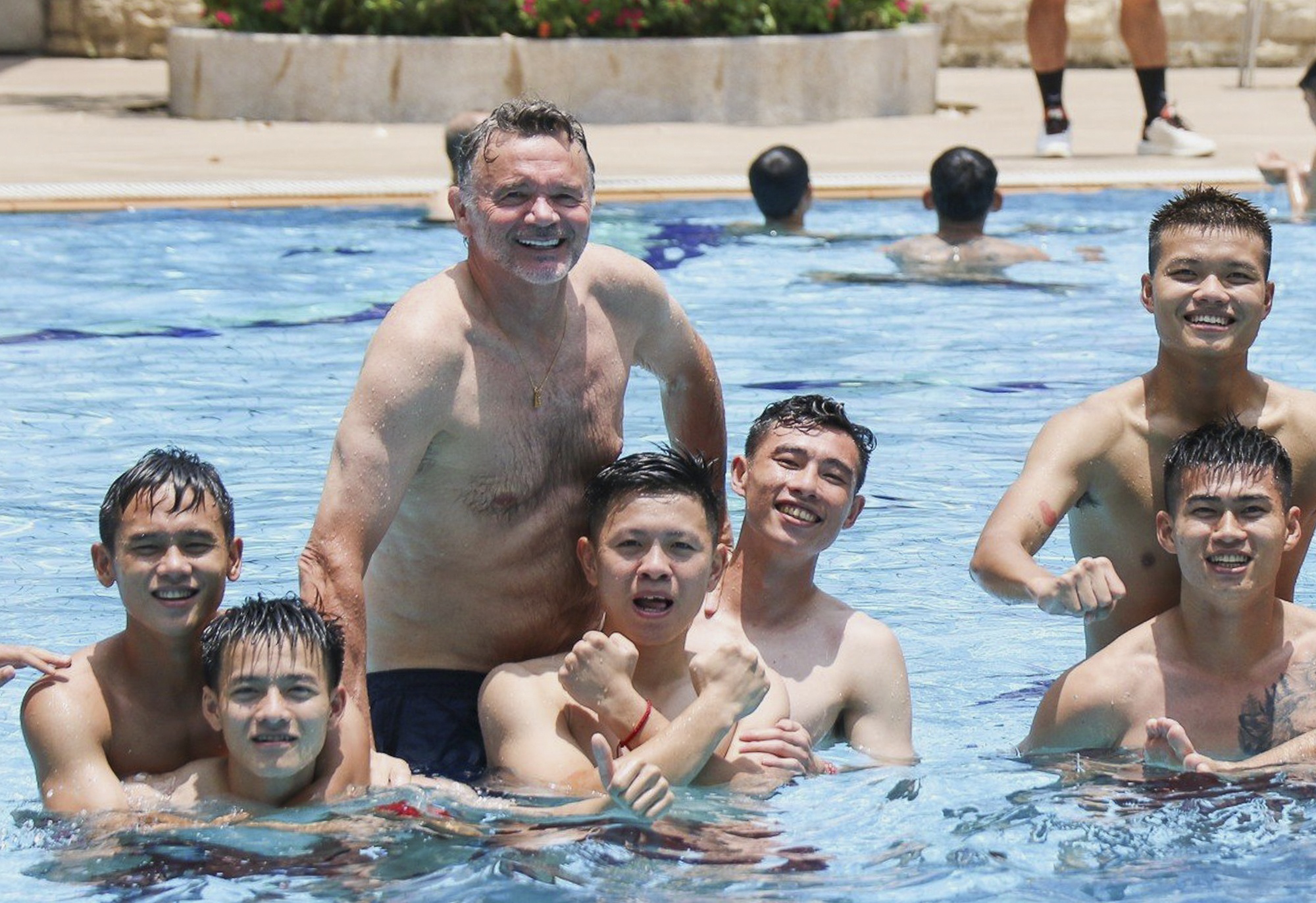 U22 Viet Nam huy tap de di boi cung HLV Troussier hinh anh