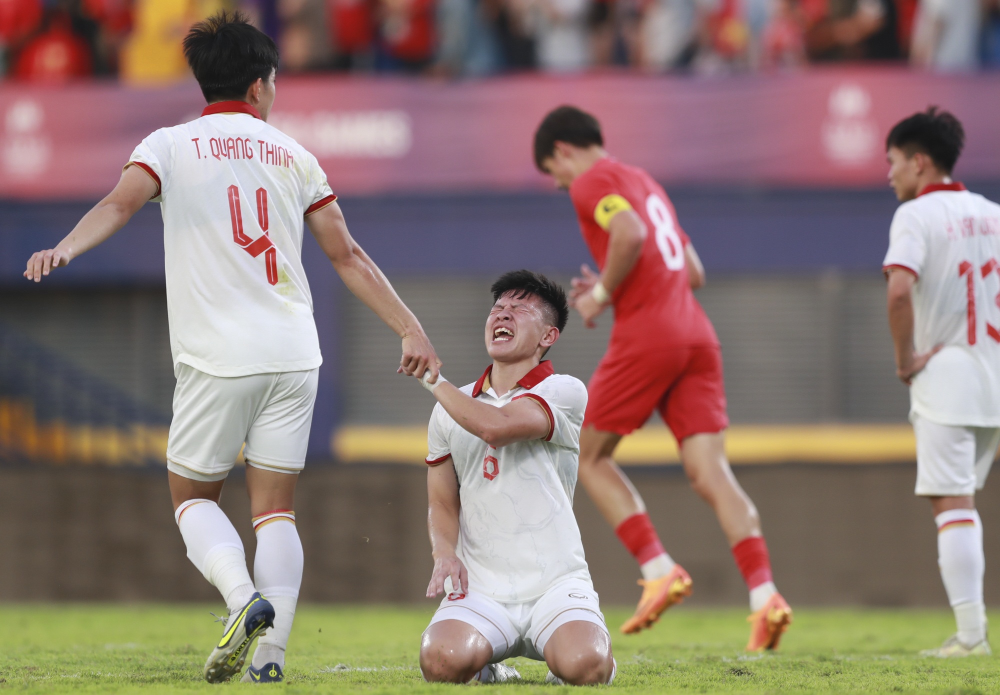 Trung ve U22 Viet Nam phan luoi nha duoc dong vien hinh anh