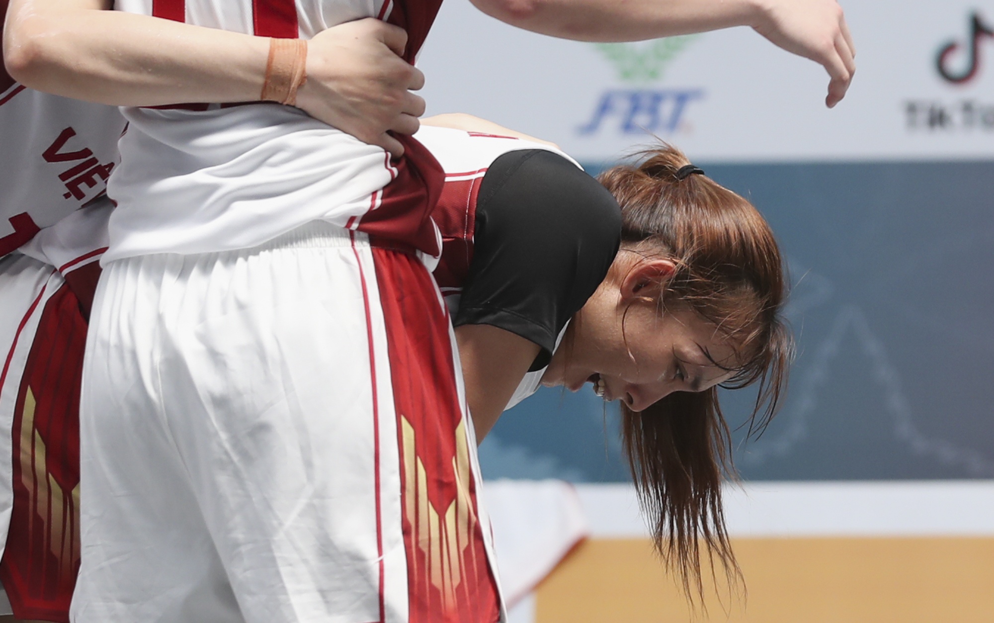 Nu VDV bong ro Viet Nam bat khoc khi danh bai ung vien vang SEA Games hinh anh