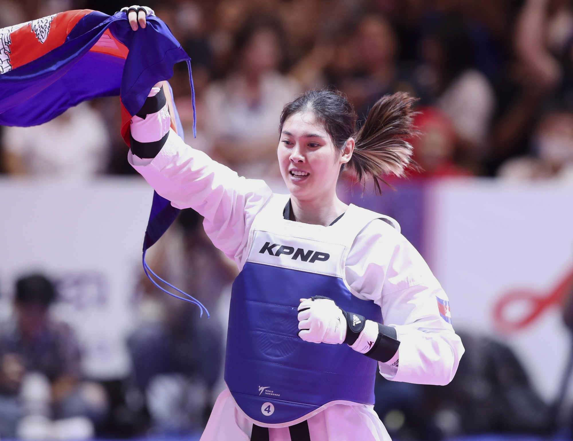 Nu VDV taekwondo dep nhat Campuchia bung no tai SEA Games 32 hinh anh