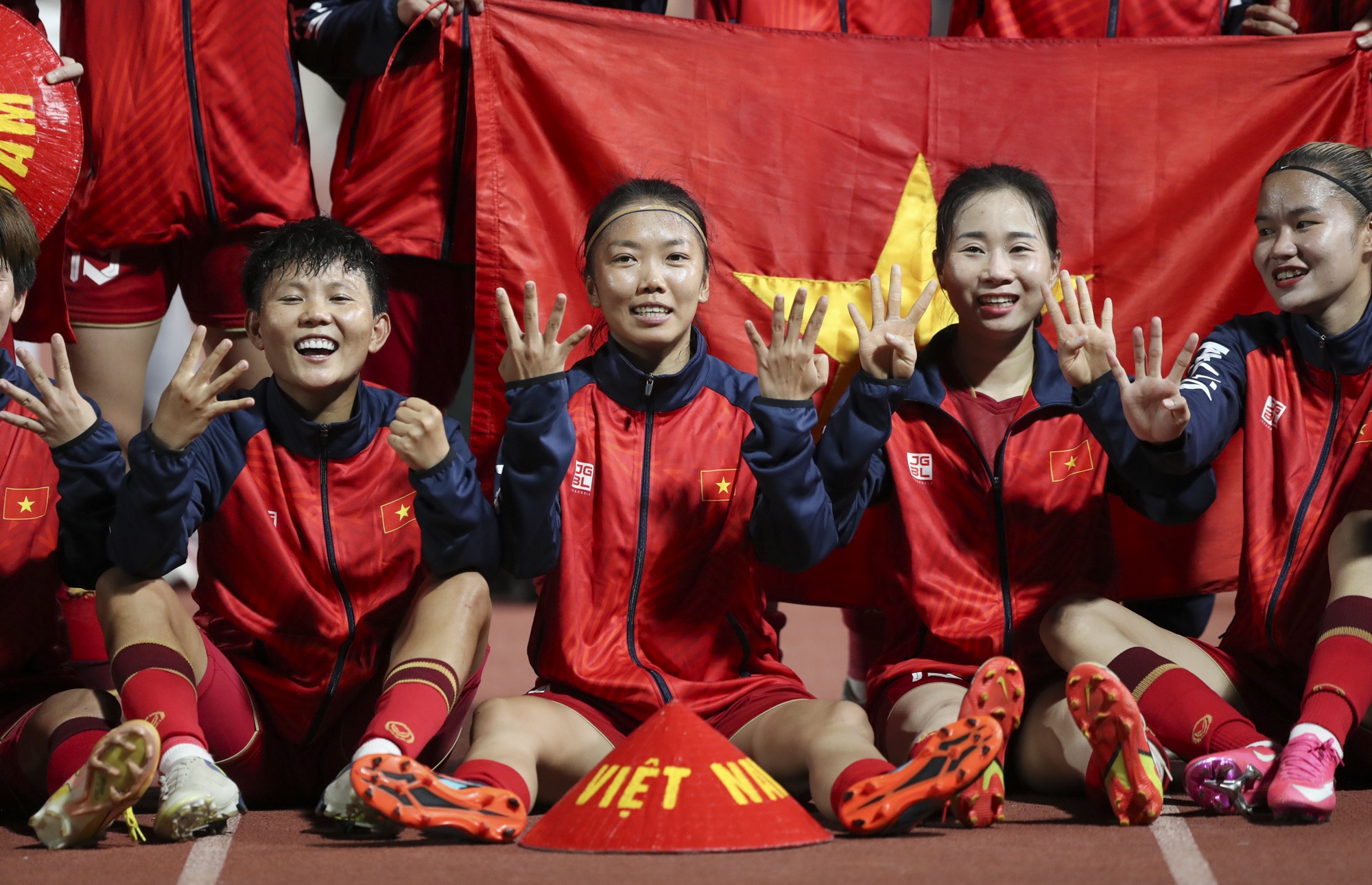 Huynh Nhu ru dong doi khoe thanh tich tai SEA Games 32 hinh anh