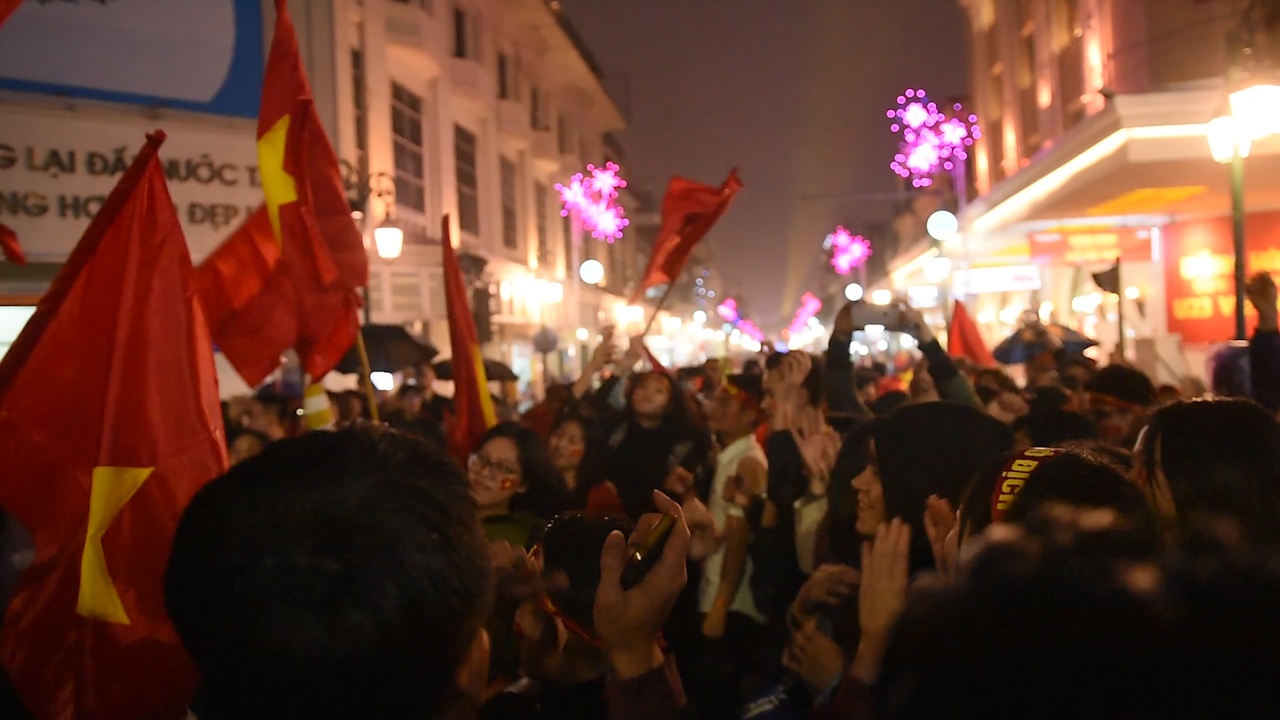 Nguoi ham mo van xuong duong va hat ve niem tu hao U23 VN hinh anh