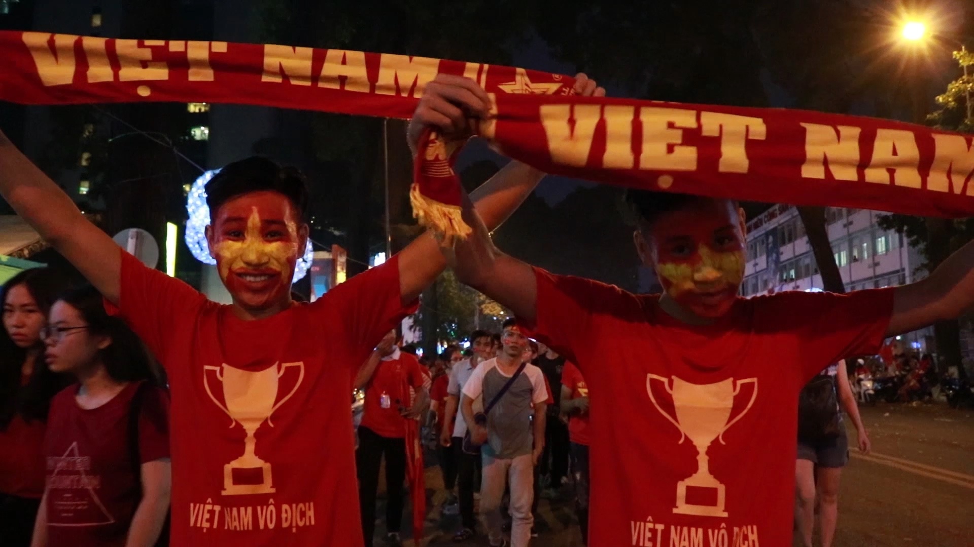 CDV Viet Nam khong tiec nuoi, ho vang 'Viet Nam vo dich' hinh anh