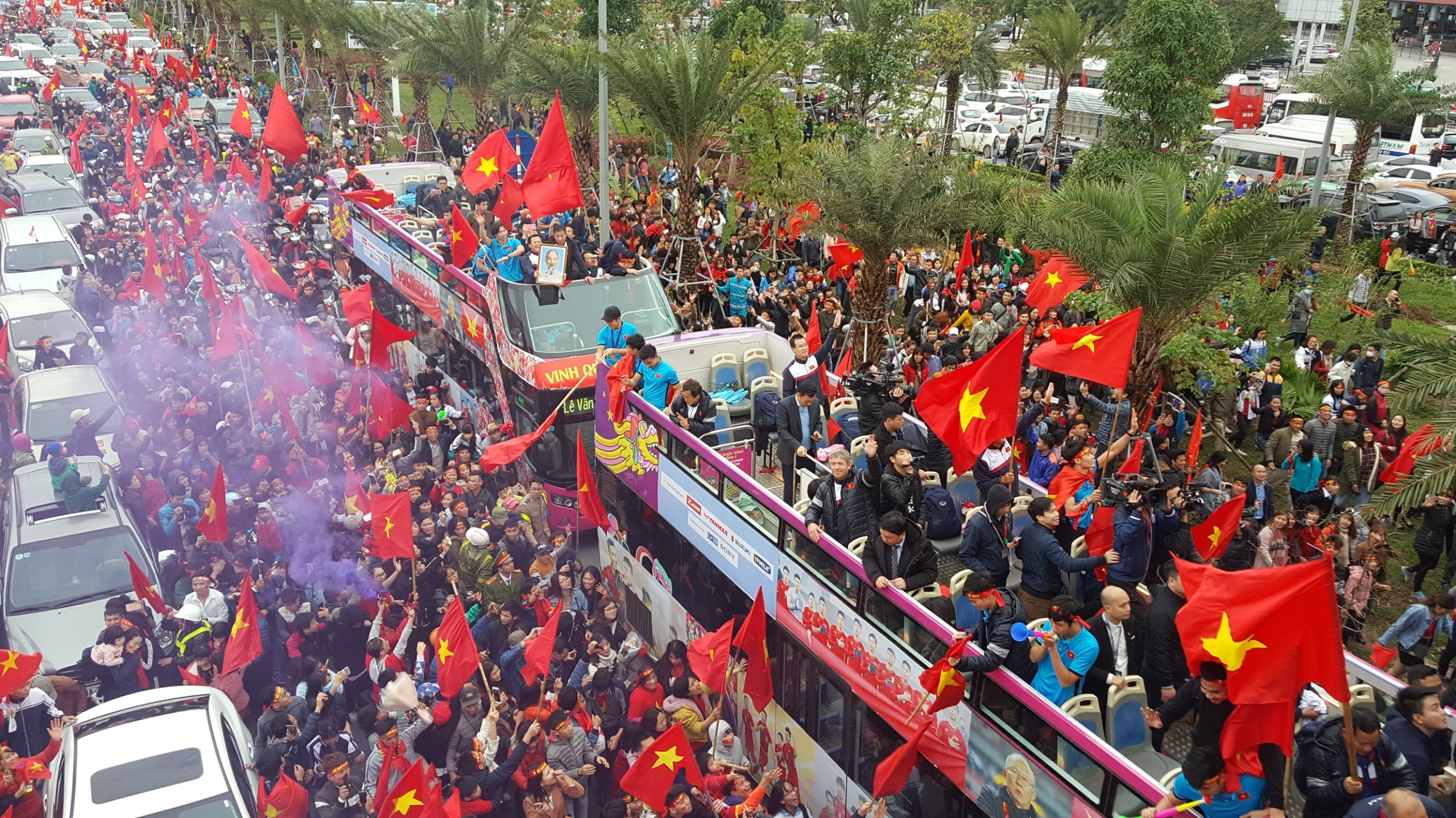 Xe buyt 2 tang cho U23 VN trong vong vay cua nguoi ham mo hinh anh