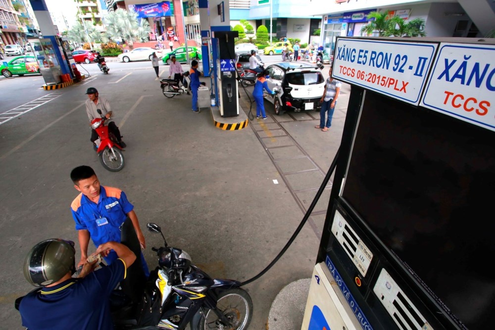 '10 nguoi thi 8 nguoi do xang A95 vi khong tin tuong E5' hinh anh