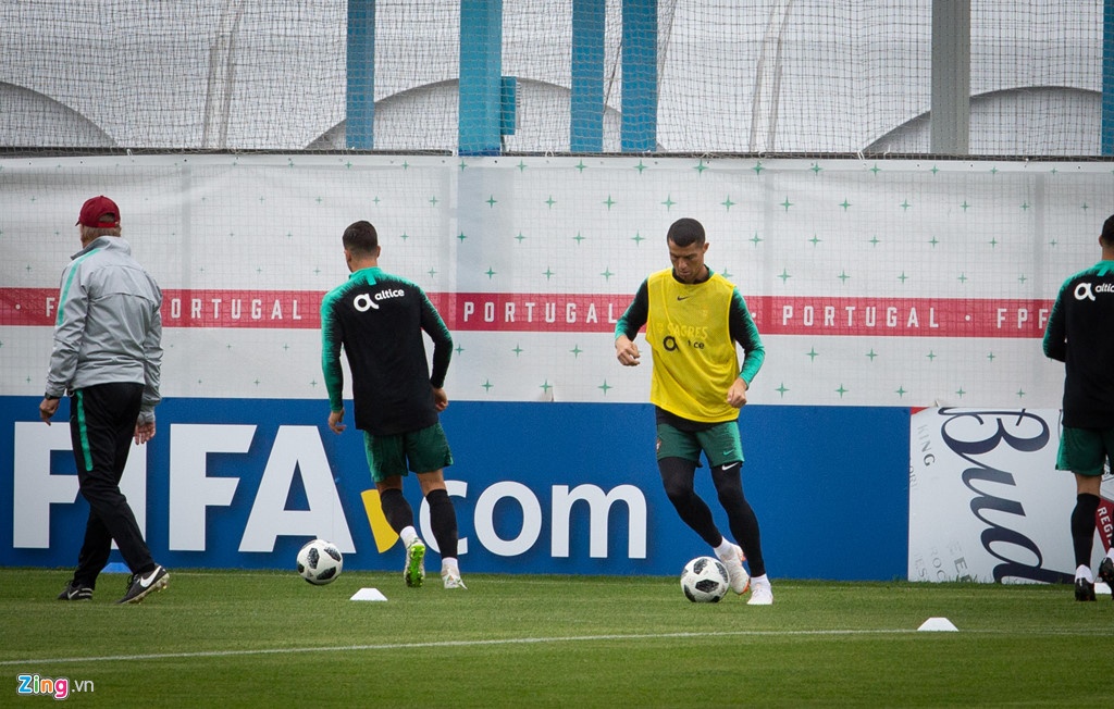 Hang tram phong vien toi xem Ronaldo va dong doi tap luyen hinh anh