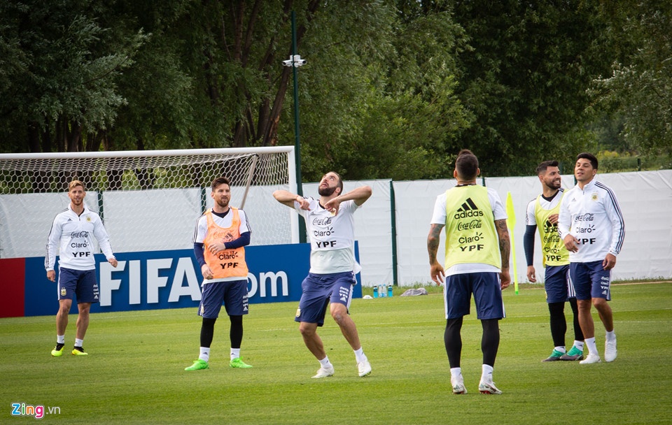 Hang tram nha bao den xem Messi tap luyen hinh anh