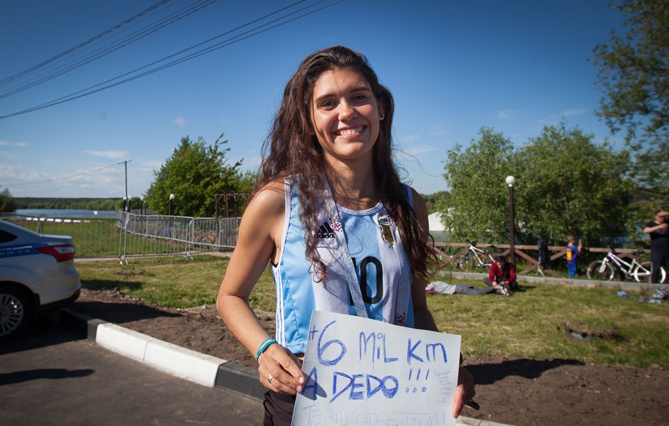 Co gai di nho 6.000 km den Nga de xem tuyen Argentina thi dau hinh anh