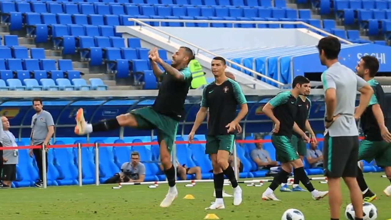 Ronaldo cung dong doi tap luyen truoc tran gap Tay Ban Nha hinh anh