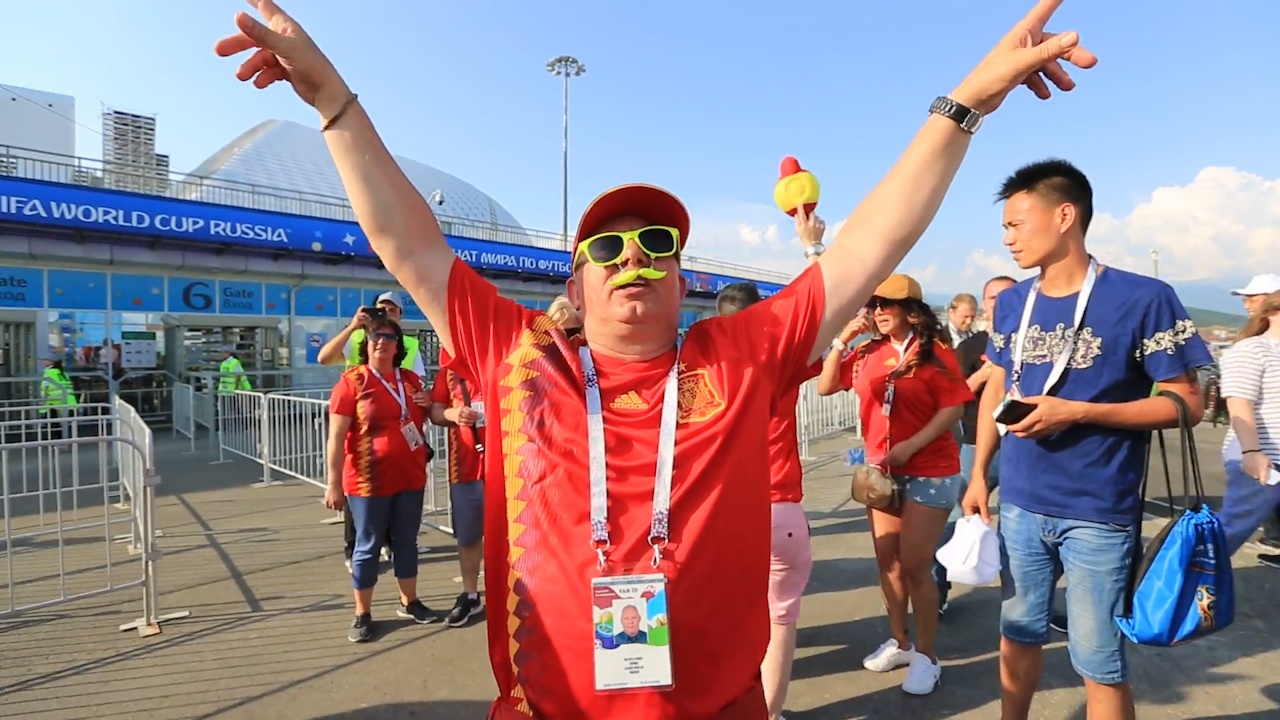 Co dong vien nhay mua reo ho truoc tran Tay Ban Nha gap Bo Dao Nha hinh anh