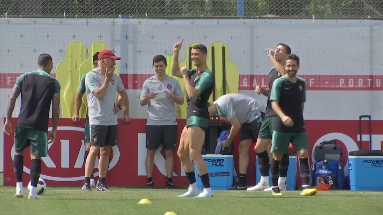 Ronaldo nhay mua tren san tap truoc tran gap Uruguay hinh anh