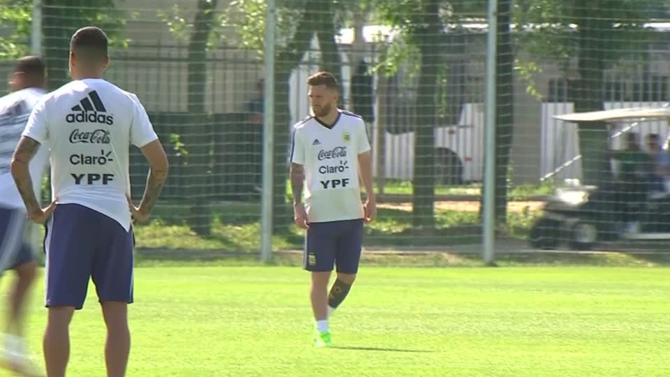 Messi dam chieu khi luyen tap truoc khi gap Phap hinh anh