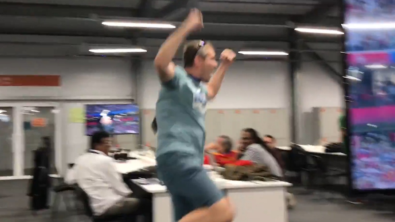 Phong vien Nga 'lam loan' o trung tam bao chi khi doi nha thang 11 m hinh anh