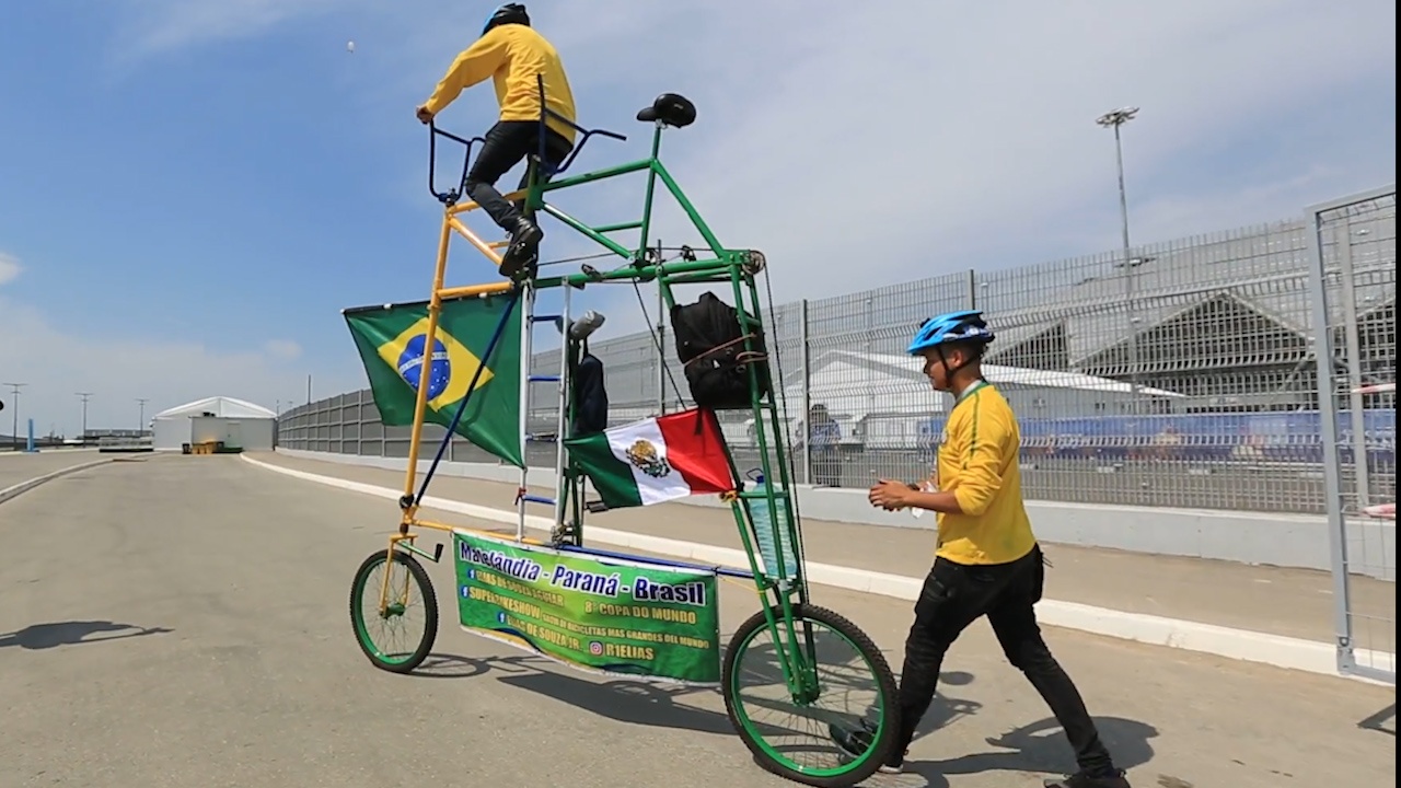 Hai bo con nguoi Brazil dap xe la toi du tran dau voi Mexico hinh anh