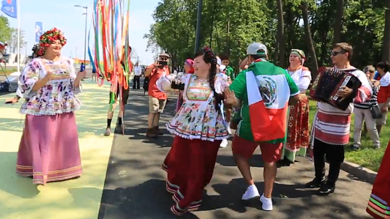 Nguoi Nga mua hat ben le cac tran bong World Cup hinh anh