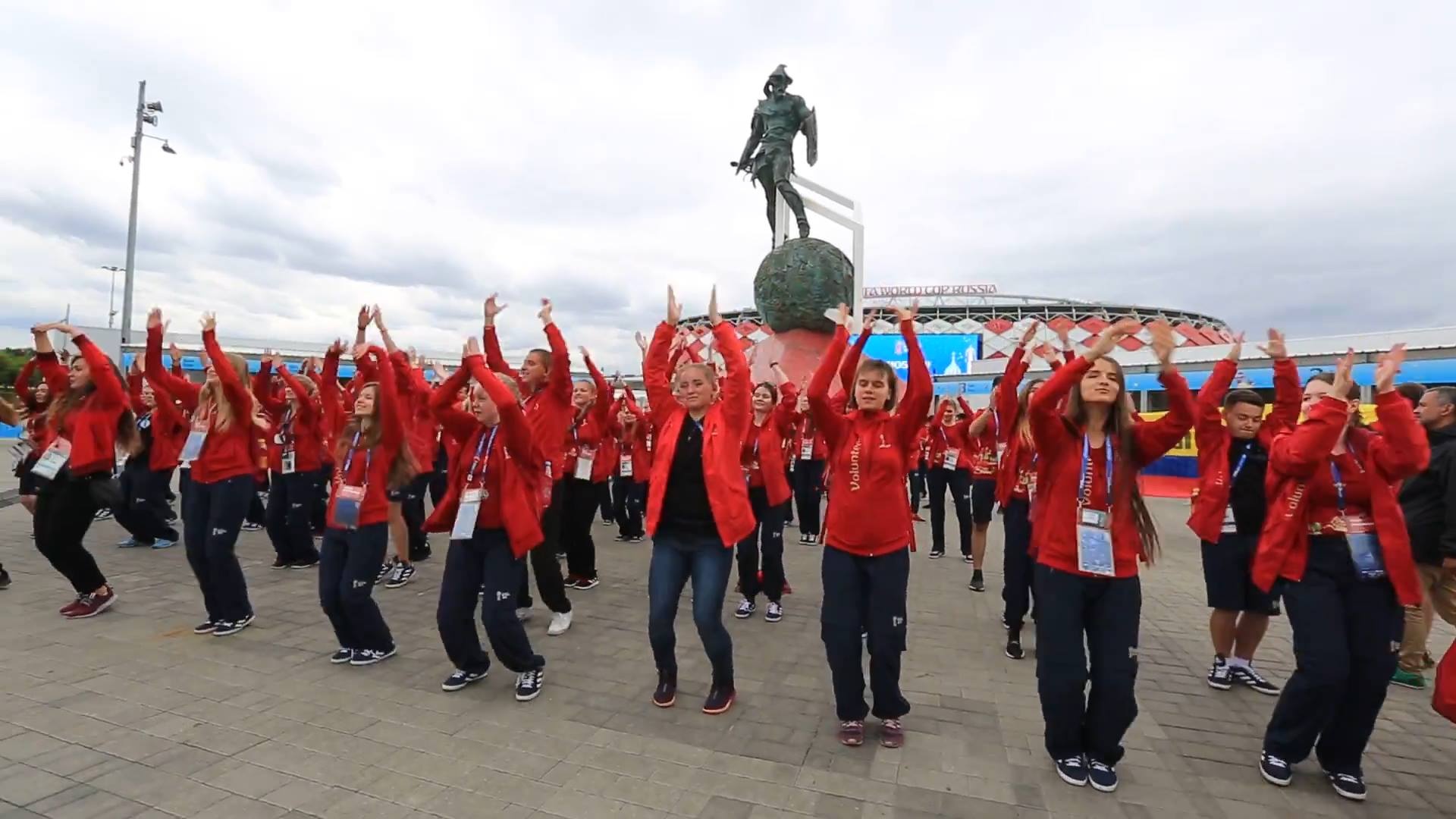 Tinh nguyen vien Nga nhay flashmob truoc tran Anh - Colombia hinh anh