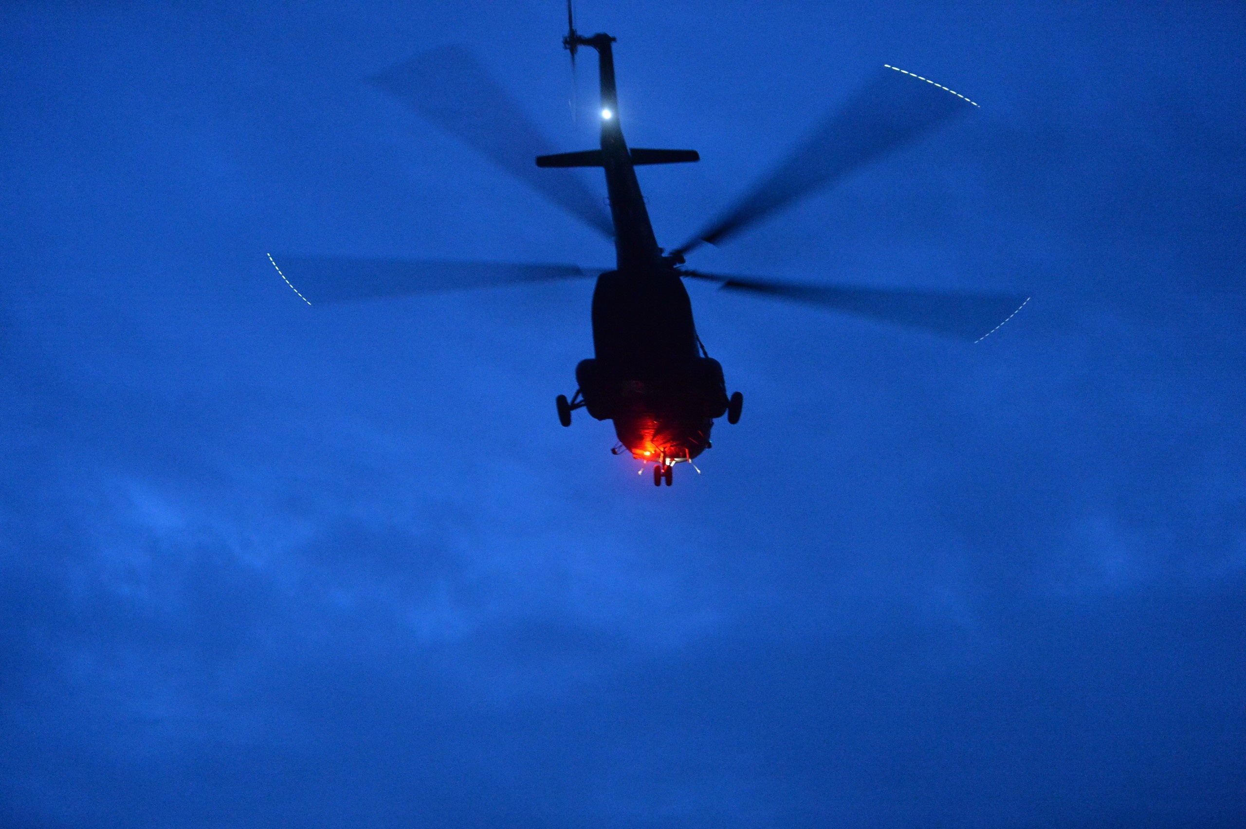 Thoi diem 3 cau be dau tien duoc giai cuu khoi hang Tham Luang hinh anh