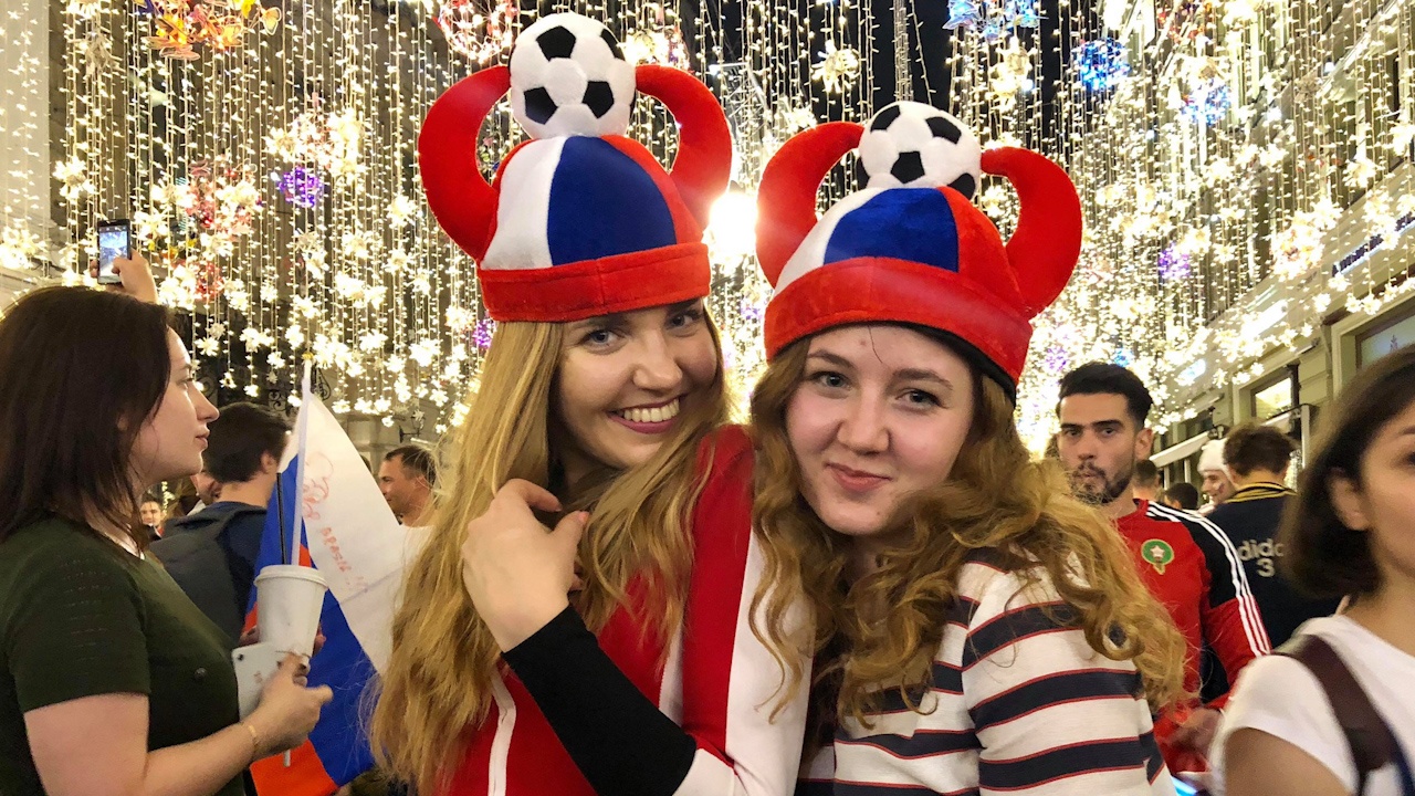 Nguoi Nga nhay mua cung cac du khach quoc te tren duong pho hinh anh