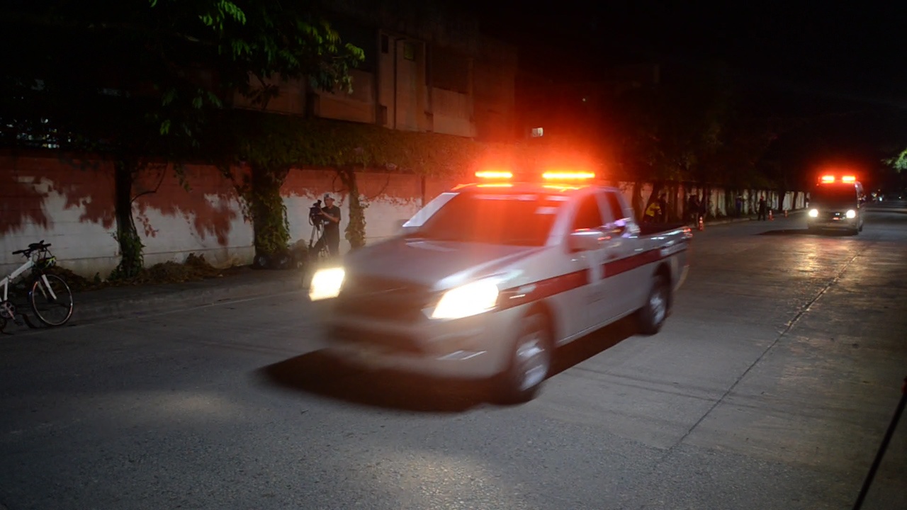 Xe cap cuu dua cac em trong doi bong ve benh vien Chiang Rai hinh anh