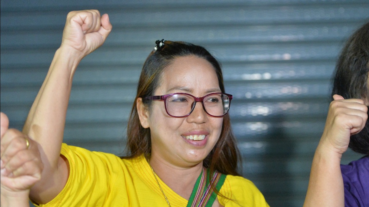 Nguoi dan reo ho khi 13 thanh vien doi bong duoc giai cuu hinh anh