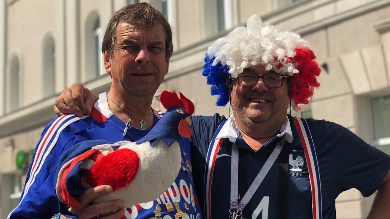 CDV Phap mo tiec giua quang truong Do hinh anh