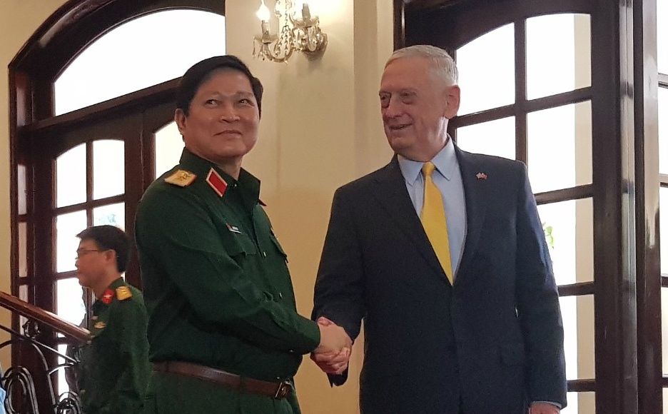 Bo truong Ngo Xuan Lich va Bo truong Mattis gap go tai TP.HCM hinh anh