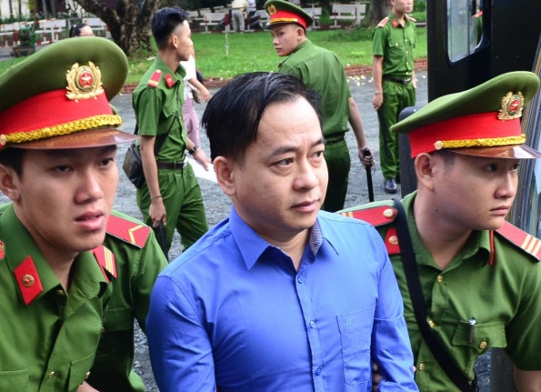 Vu 'nhom' bi ap giai den toa tai TP.HCM hinh anh