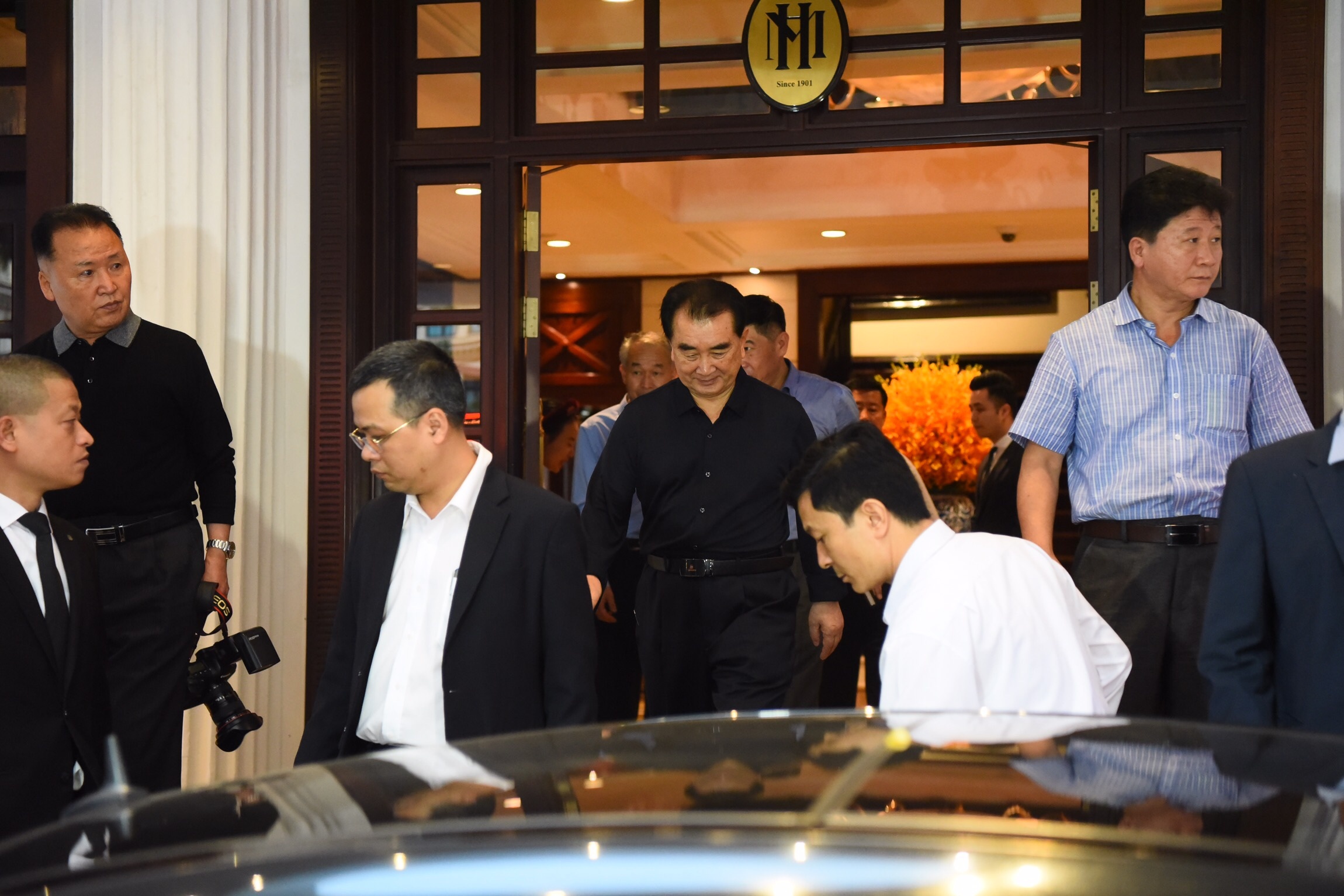 Phong vien doi truoc khach san tai Ha Noi truoc cuoc gap Trump-Kim hinh anh