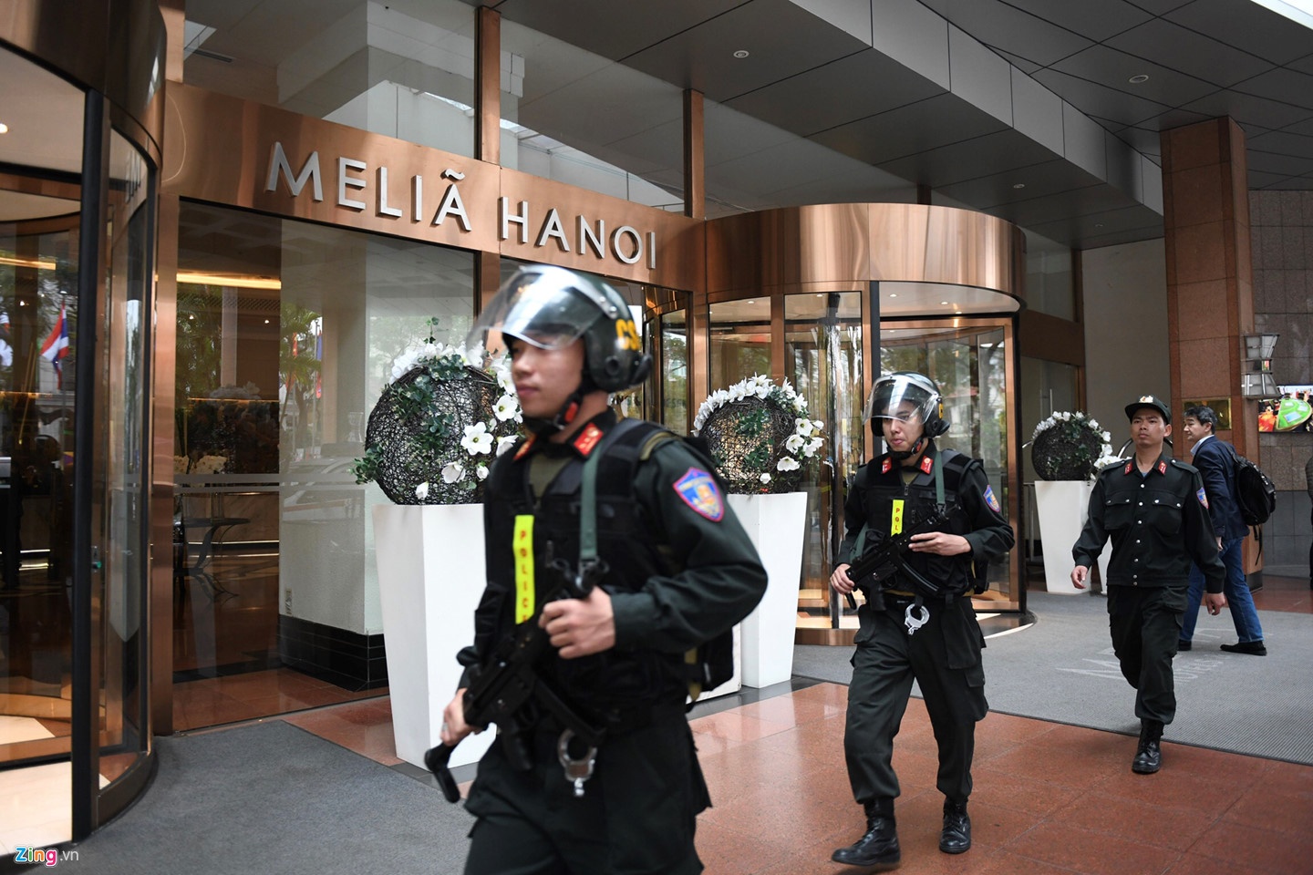 Canh sat co dong duoc tang cuong toi khach san Melia hinh anh