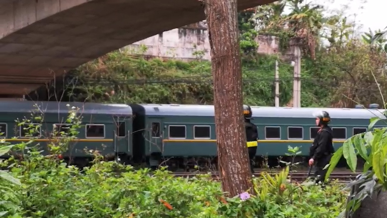 Khoanh khac tau boc thep cua ong Kim Jong Un roi ga Dong Dang hinh anh