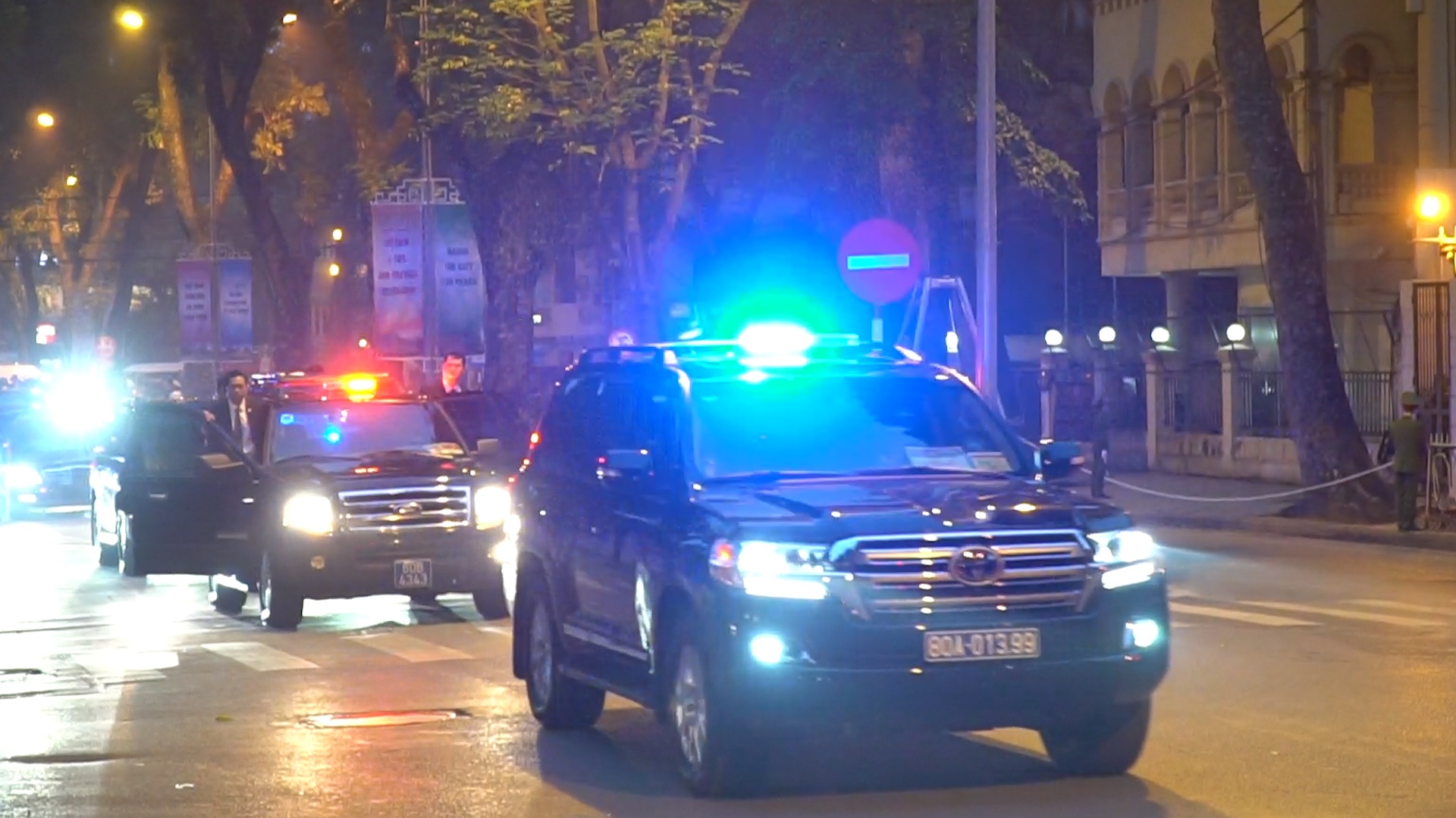 Doan xe ong Kim Jong Un roi Dai su quan Trieu Tien hinh anh