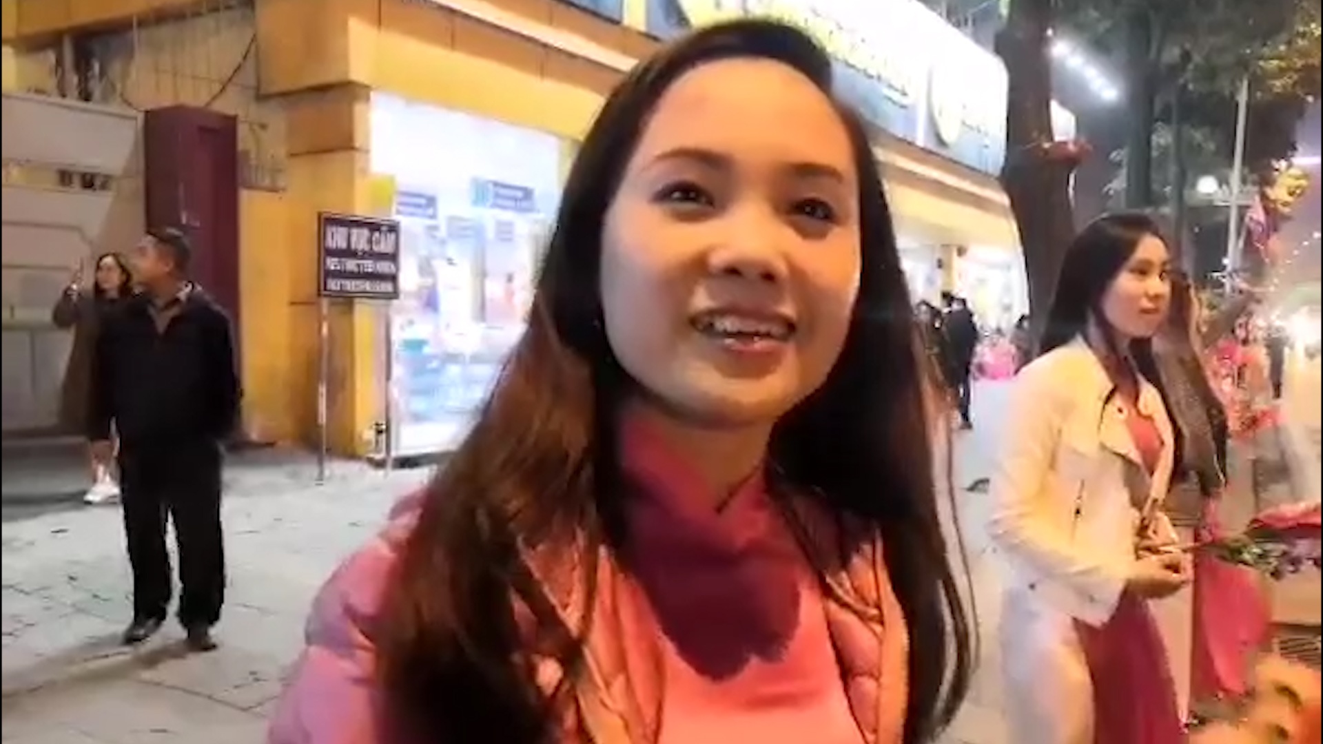 Giao vien, hoc sinh xep doi hinh cho doan xe cua Tong thong Trump hinh anh