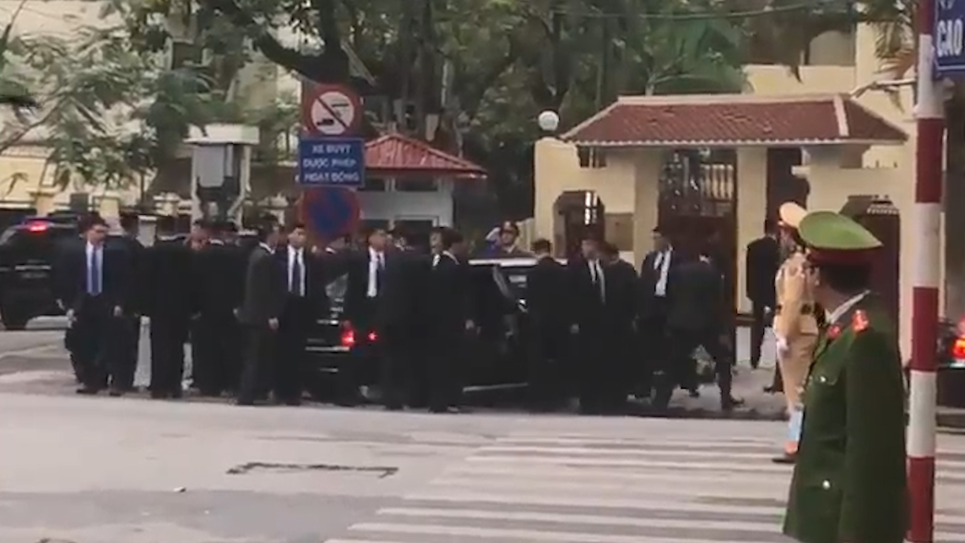 Ong Kim Jong Un buoc vao Dai su quan Trieu Tien giua hang rao ve si hinh anh